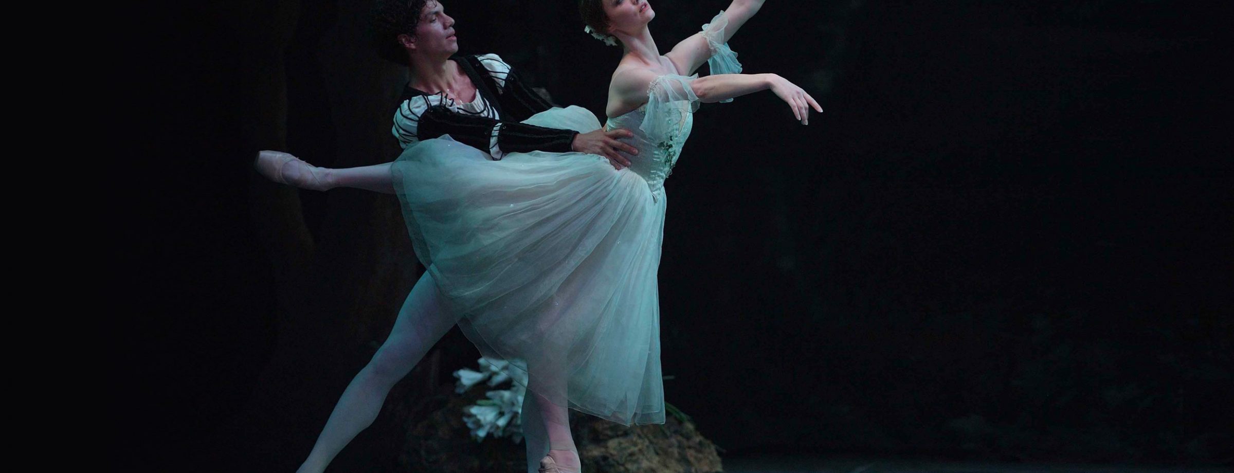 Jurgita-Dronina-as-Giselle-and-Isaac-Hernandez-as-Albrecht-in-Mary-Skeaping's-Giselle-(c)-Laurent-Liotardo