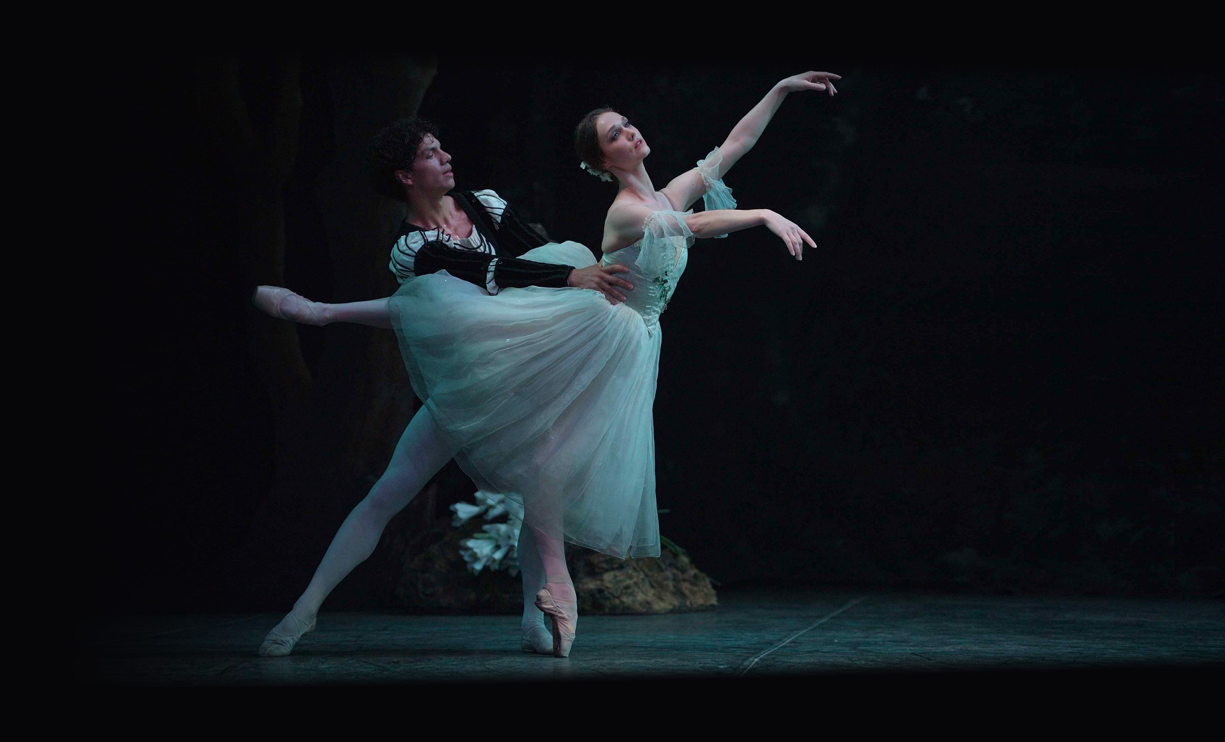 Jurgita-Dronina-as-Giselle-and-Isaac-Hernandez-as-Albrecht-in-Mary-Skeaping's-Giselle-(c)-Laurent-Liotardo