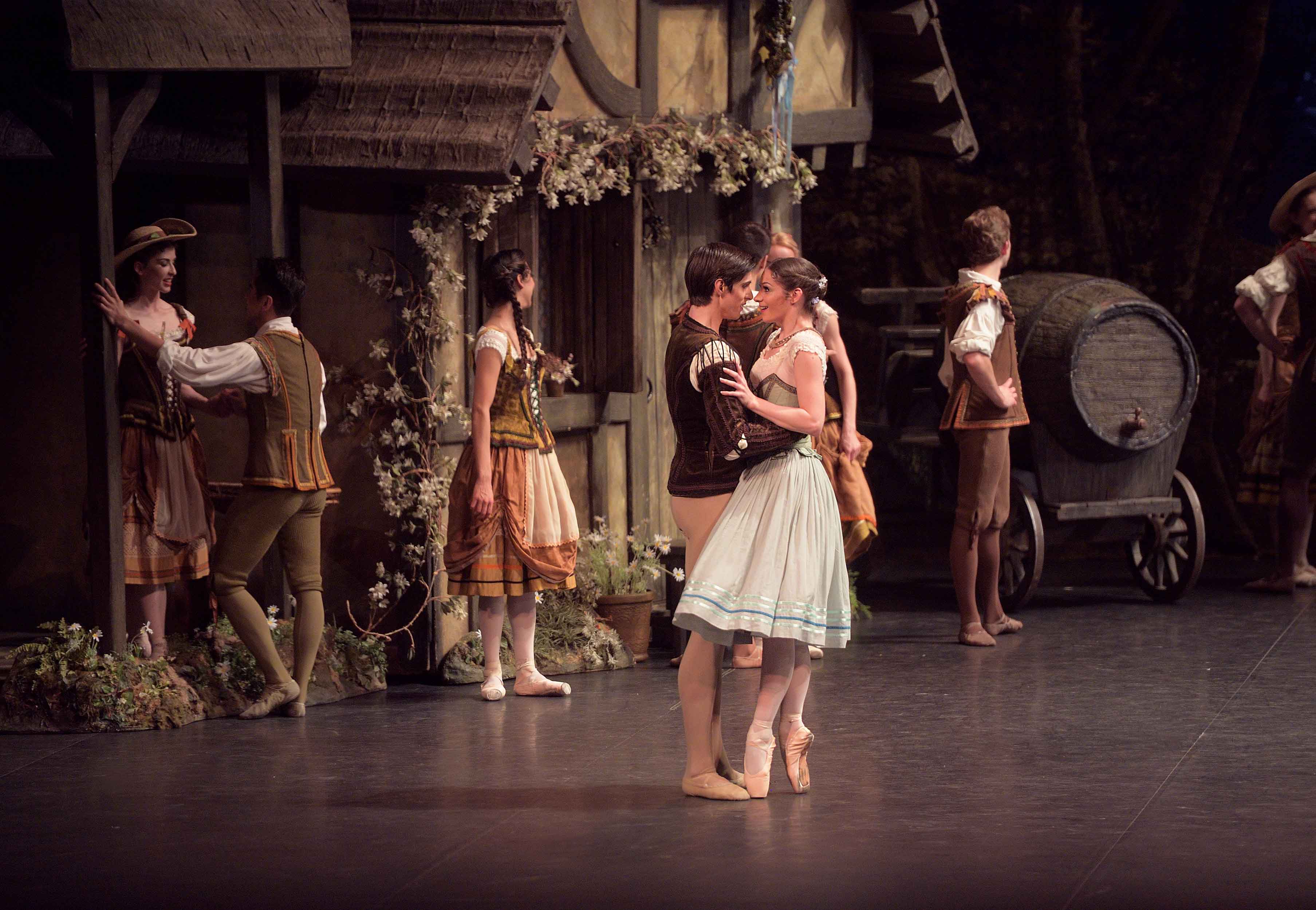 Laurretta-Summerscales-as-Giselle-and-Xander-Parish-as-Albrecht-in-Giselle-(c)-Laurent-Liotardo-(1)