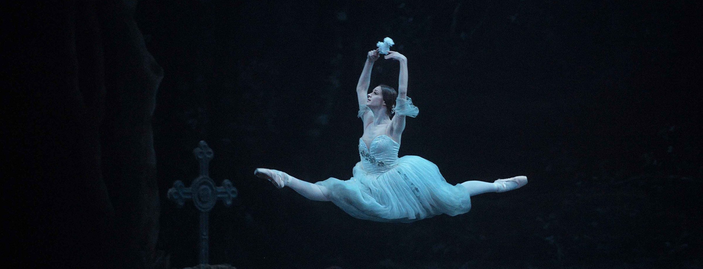 Laurretta-Summerscales-as-Giselle-(c)-Laurent-Liotardo