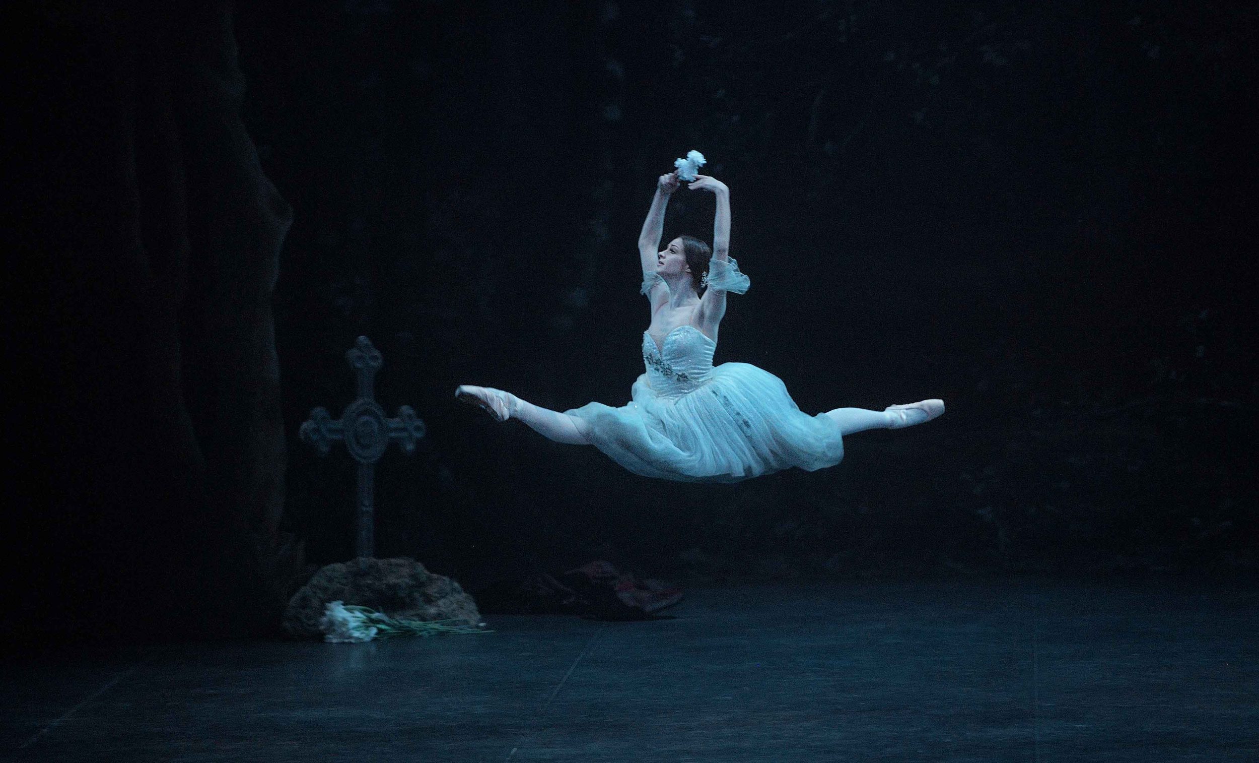 Laurretta-Summerscales-as-Giselle-(c)-Laurent-Liotardo