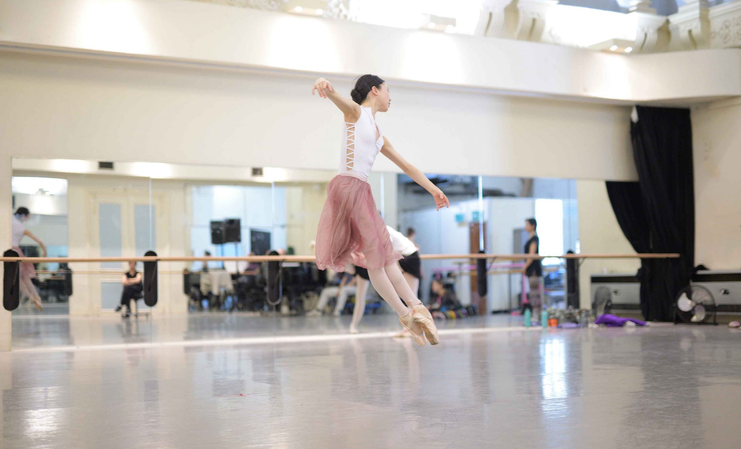 Rina-Kanehara-rehearsing-La-Sylphide-©-Laurent-Liotardo
