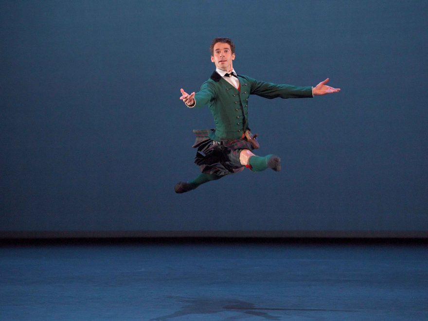 Guilherme-Menezes-performing-La-Sylphide-pas-de-duex-©-Laurent-Liotardo