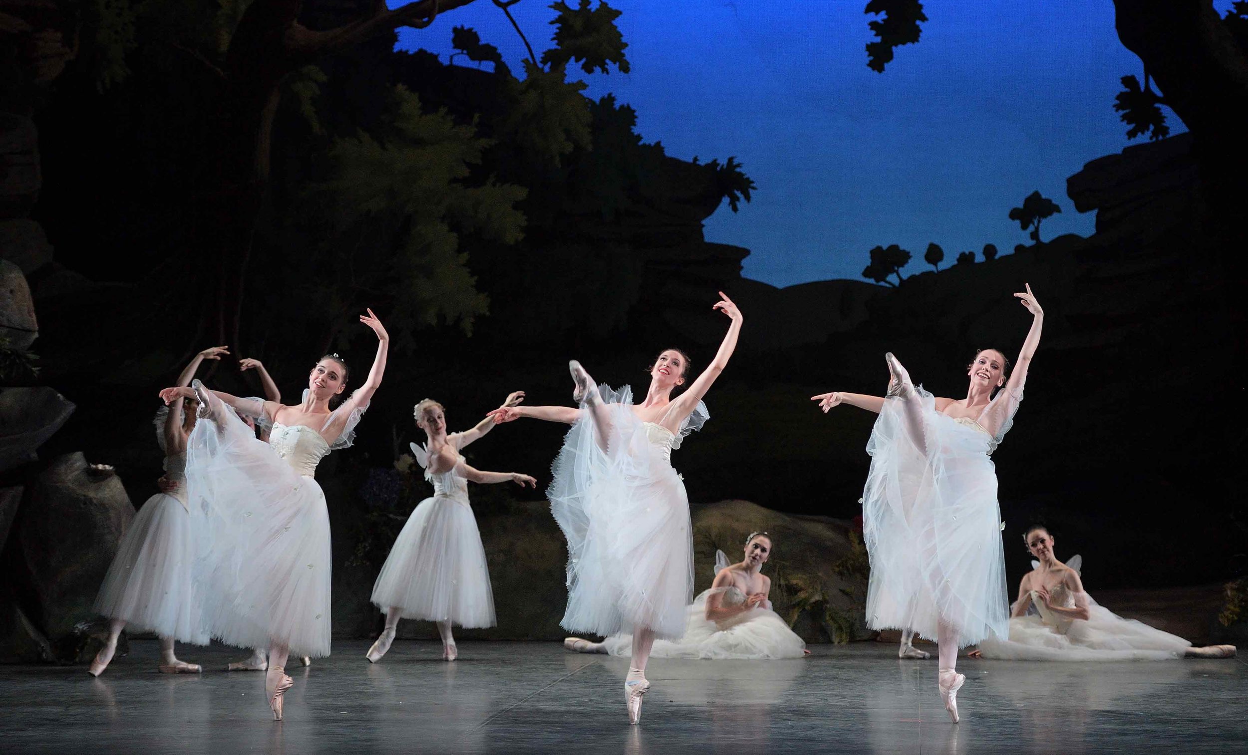 English-National-Ballet-in-La-Sylphide-©-Laurent-Liotardo-(1)