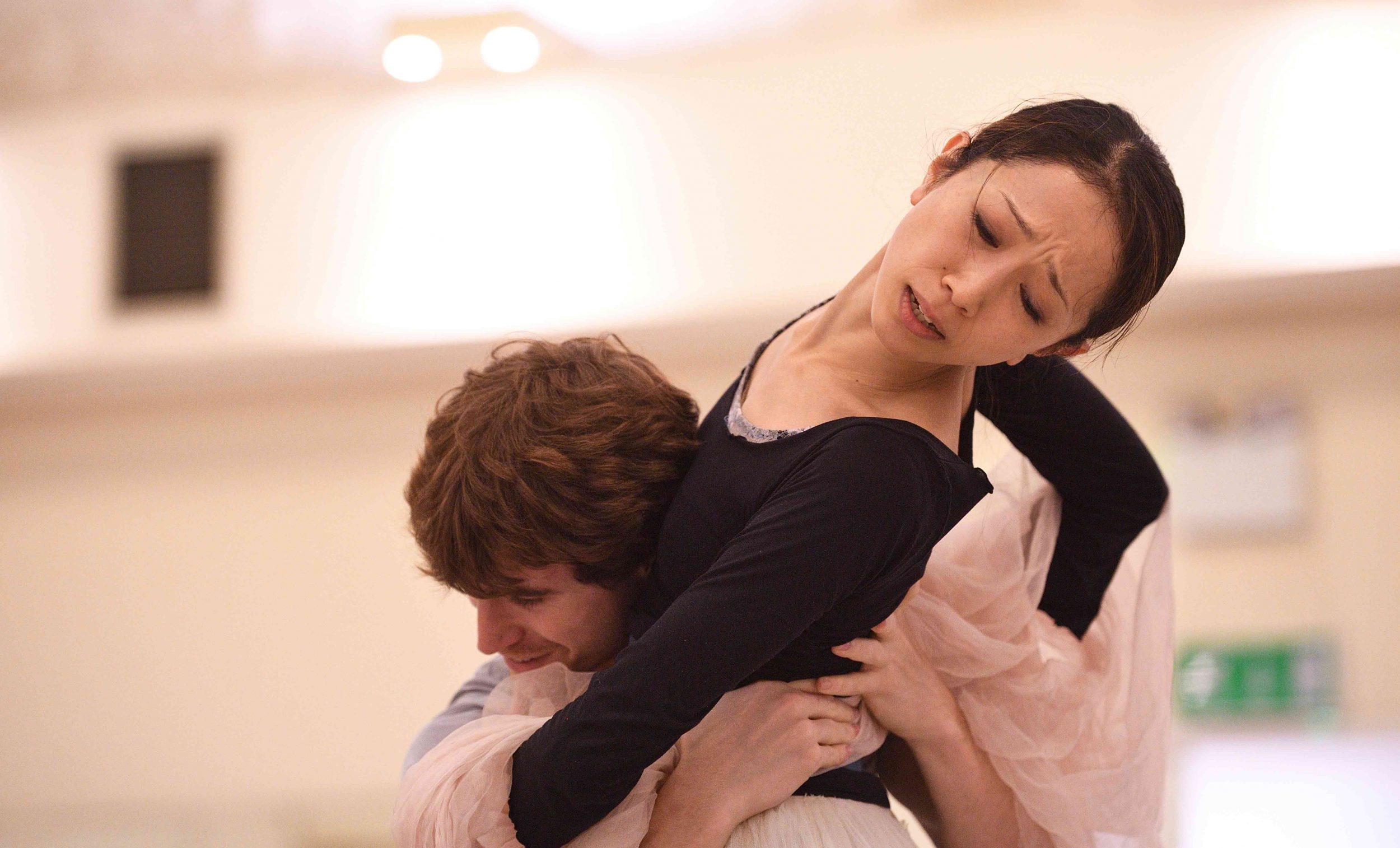 Erina-Takahashi-and-Aitor-Arrieta-rehearsing-La-Sylphide-©-Laurent-Liotardo-(1)