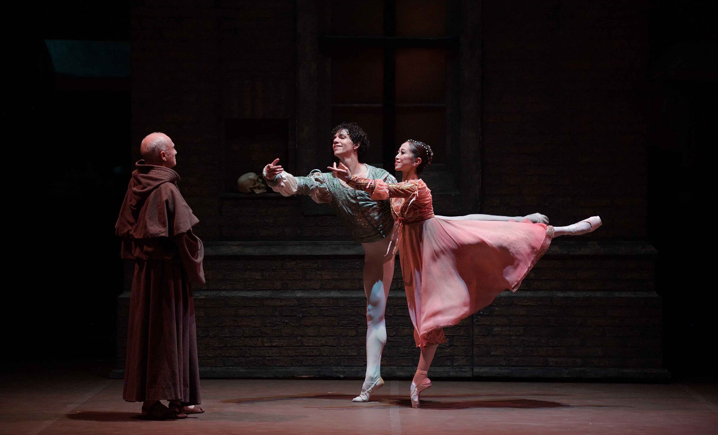 Erina-Takahashi-as-Juliet-and-Isaac-Hernandez-as-Romeo-in-Romeo-&-Juliet-©-Laurent-Liotardo-(1)