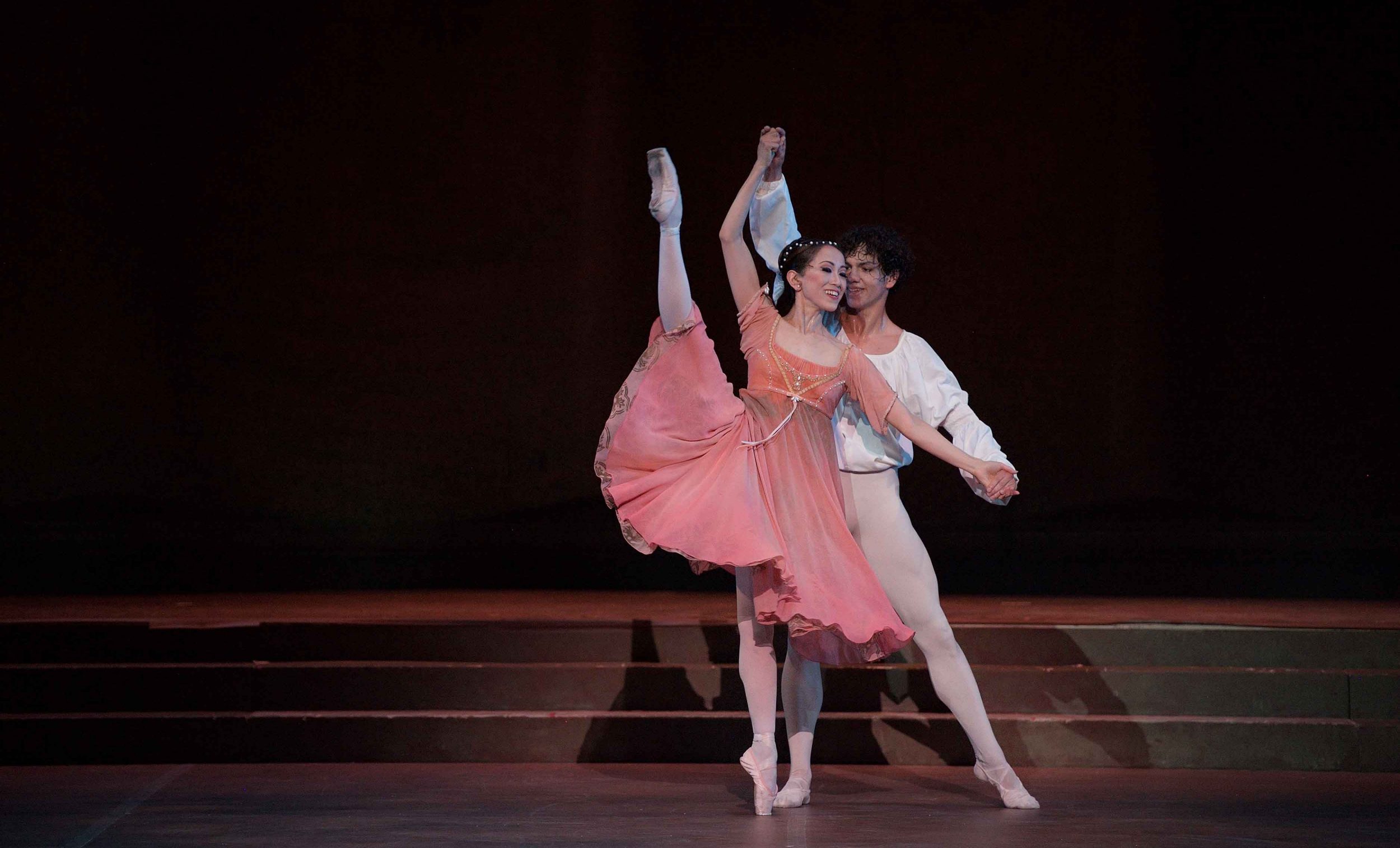Erina-Takahashi-as-Juliet-and-Isaac-Hernandez-as-Romeo-in-Romeo-&-Juliet-©-Laurent-Liotardo-(3)