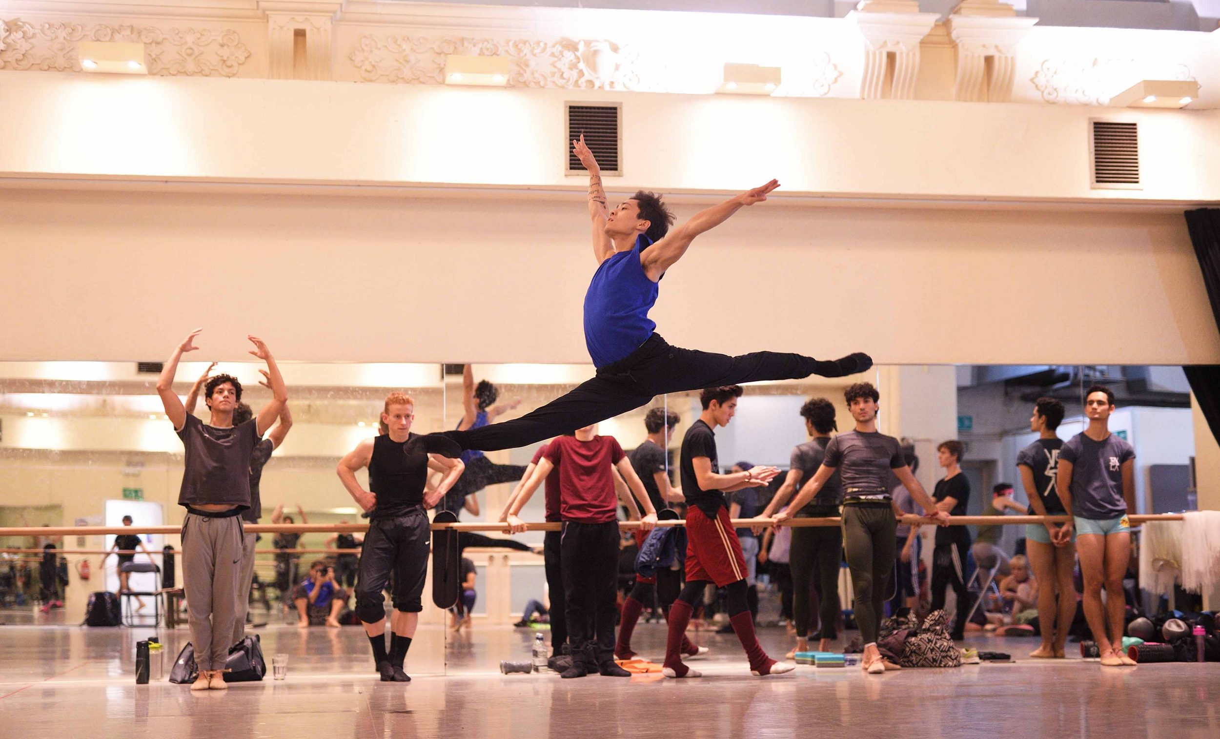 Jeffrey-Cirio-rehearsing-Song-of-the-Earth-©-Laurent-Liotardo