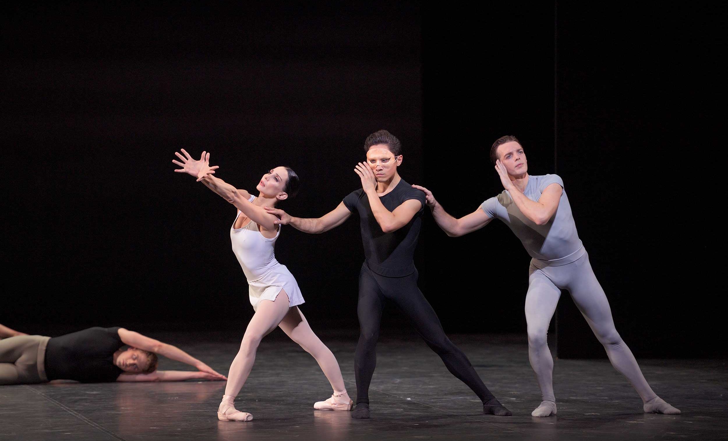 Tamara-Rojo,-Jeffrey-Cirio-and-Joseph-Caley-in-Song-of-the-Earth-©-Laurent-Liotardo-(3)