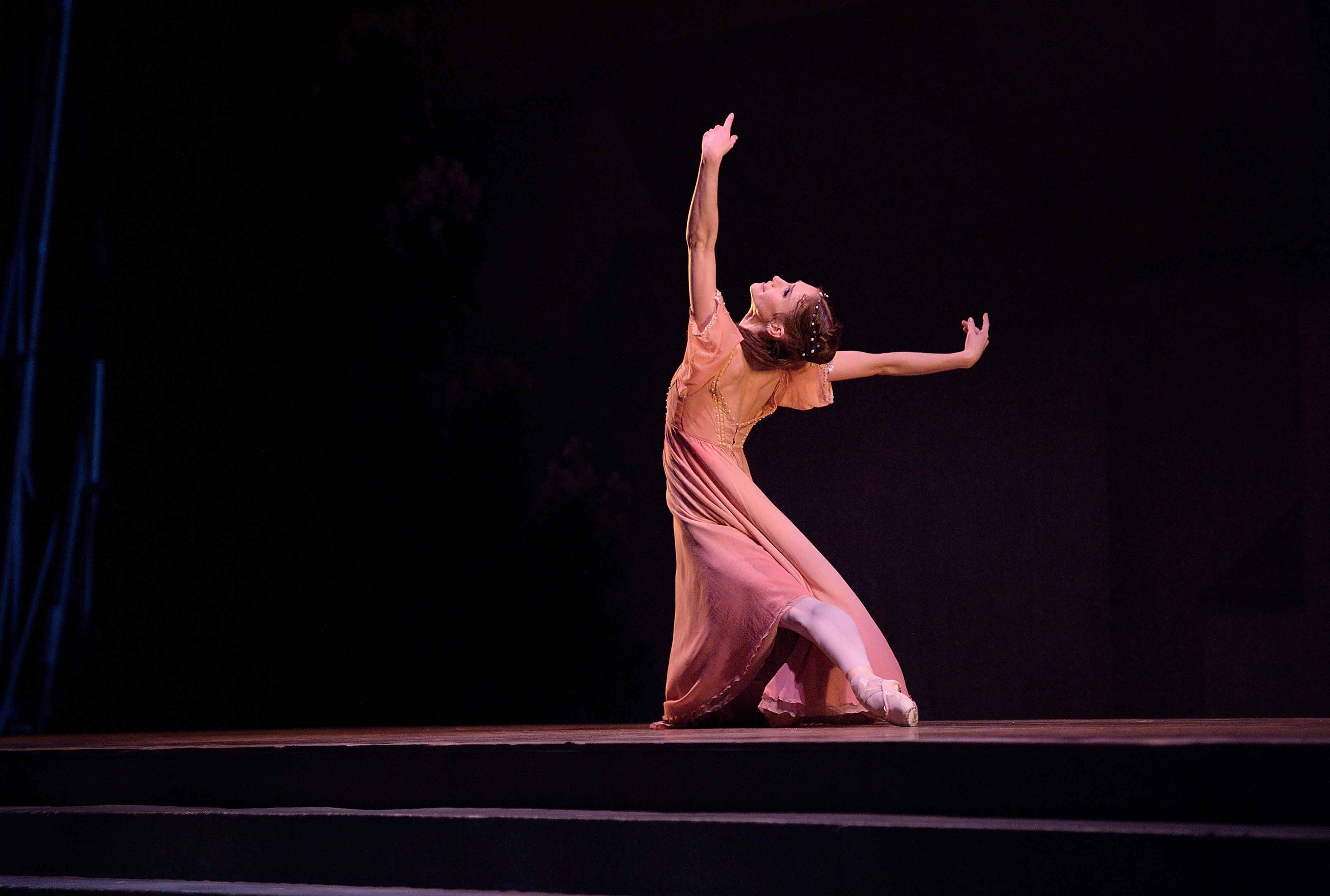 Alison-McWhinney-in-English-National-Ballet's-Romeo-&-Juliet-(C)-Laurent-Liotardo-(2)