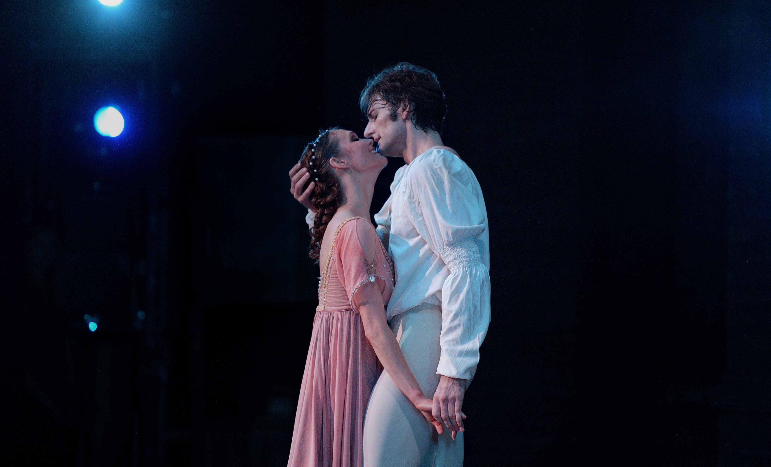 English-National-Ballet,-Jurgita-Dronina-and-Aaron-Robison-in-Romeo-&-Juliet-(C)-Laurent-Liotardo-(5)