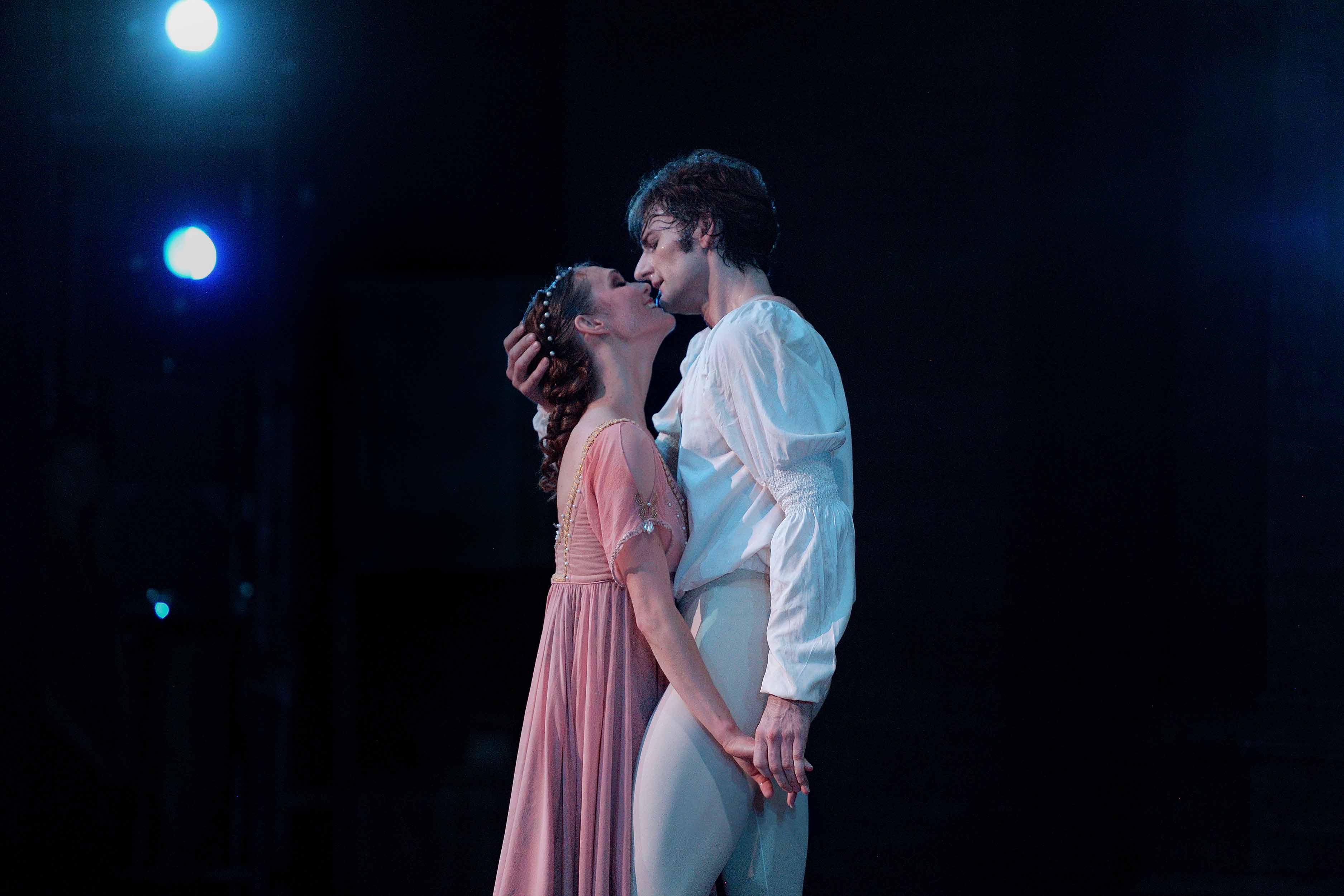 English-National-Ballet,-Jurgita-Dronina-and-Aaron-Robison-in-Romeo-&-Juliet-(C)-Laurent-Liotardo-(5)