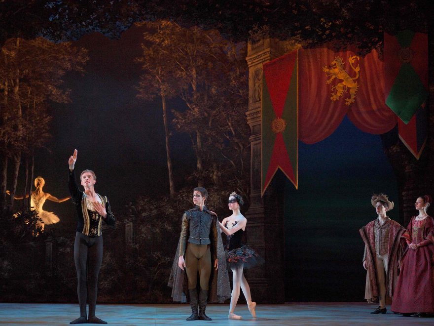 English-National-Ballet-School-students-in-My-First-Ballet-Swan-Lake-©-Laurent-Liotardo-(2)