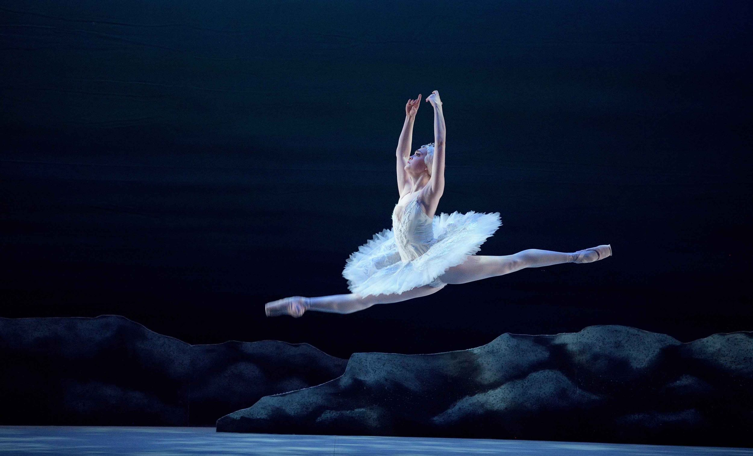 Chloe-Keneally-as-Odette-in-My-First-Ballet-Swan-Lake-©-Laurent-Liotardo