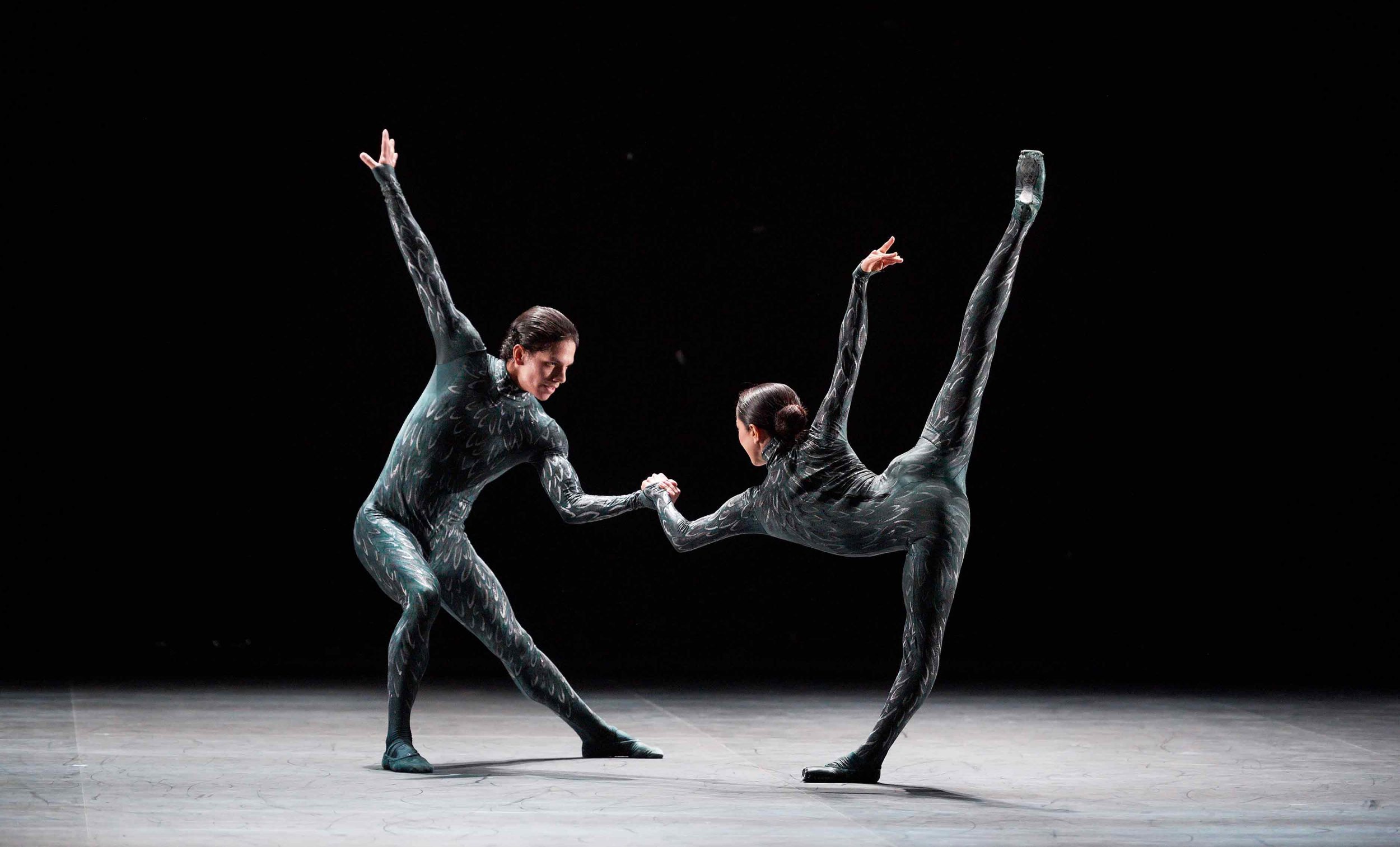 Erina-Takahashi-and-Isaac-Hernandez-in-Fantastic-Beings-by-Aszure-Barton-©-Laurent-Liotardo-(2)