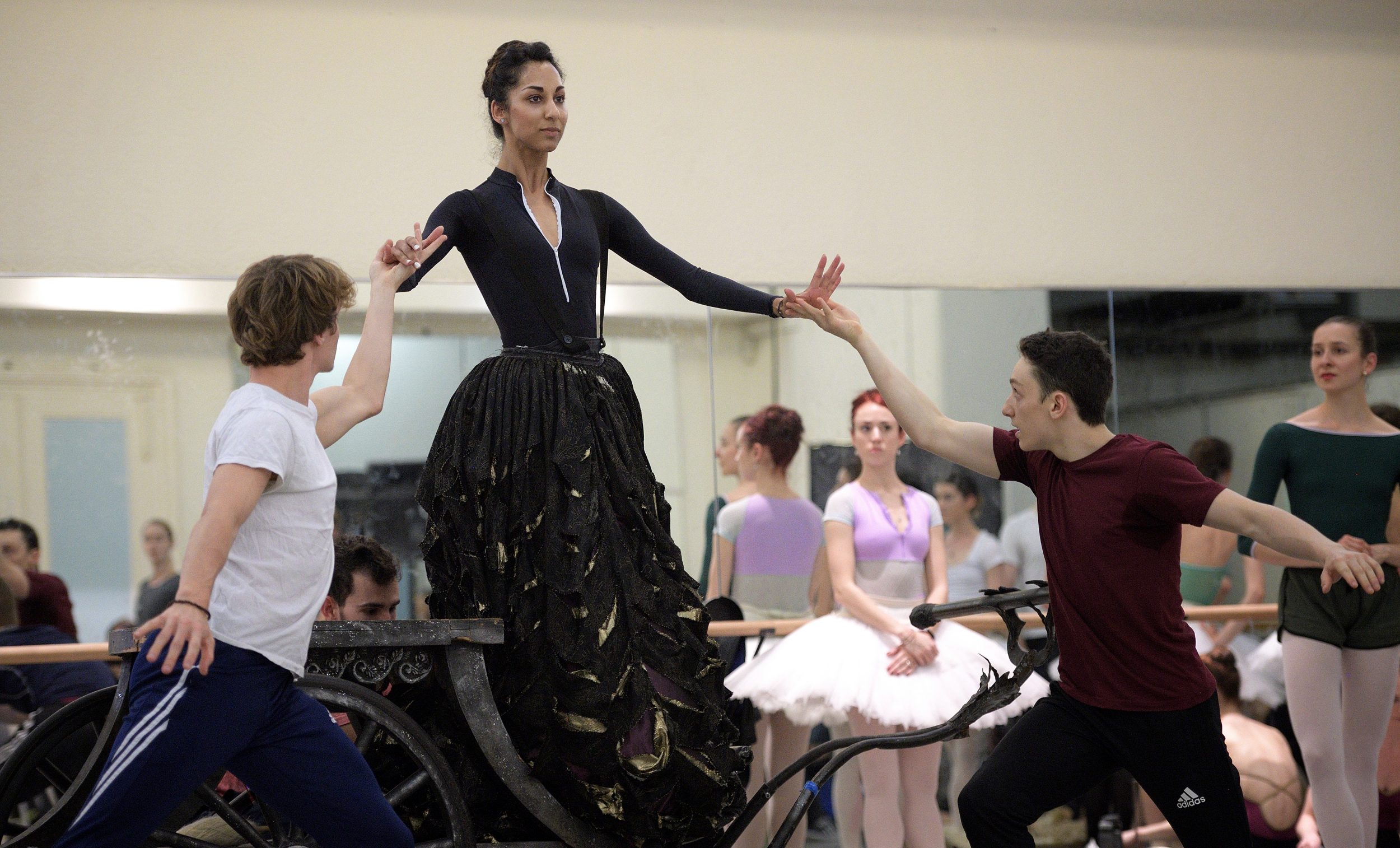 Sarah Kundi rehearsing The Sleeping Beauty © Laurent Liotardo (4)_WEB