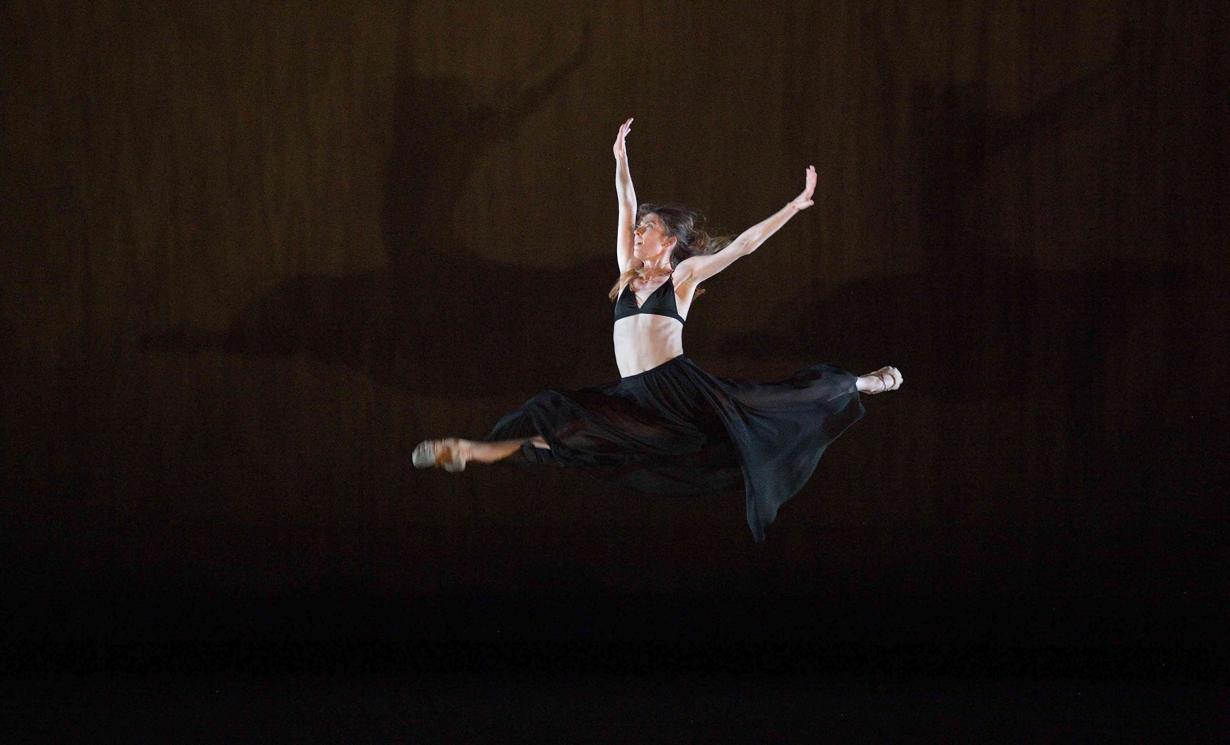 Connie-Vowles-performing-Be-all--End-all-©-Laurent-Liotardo(3)