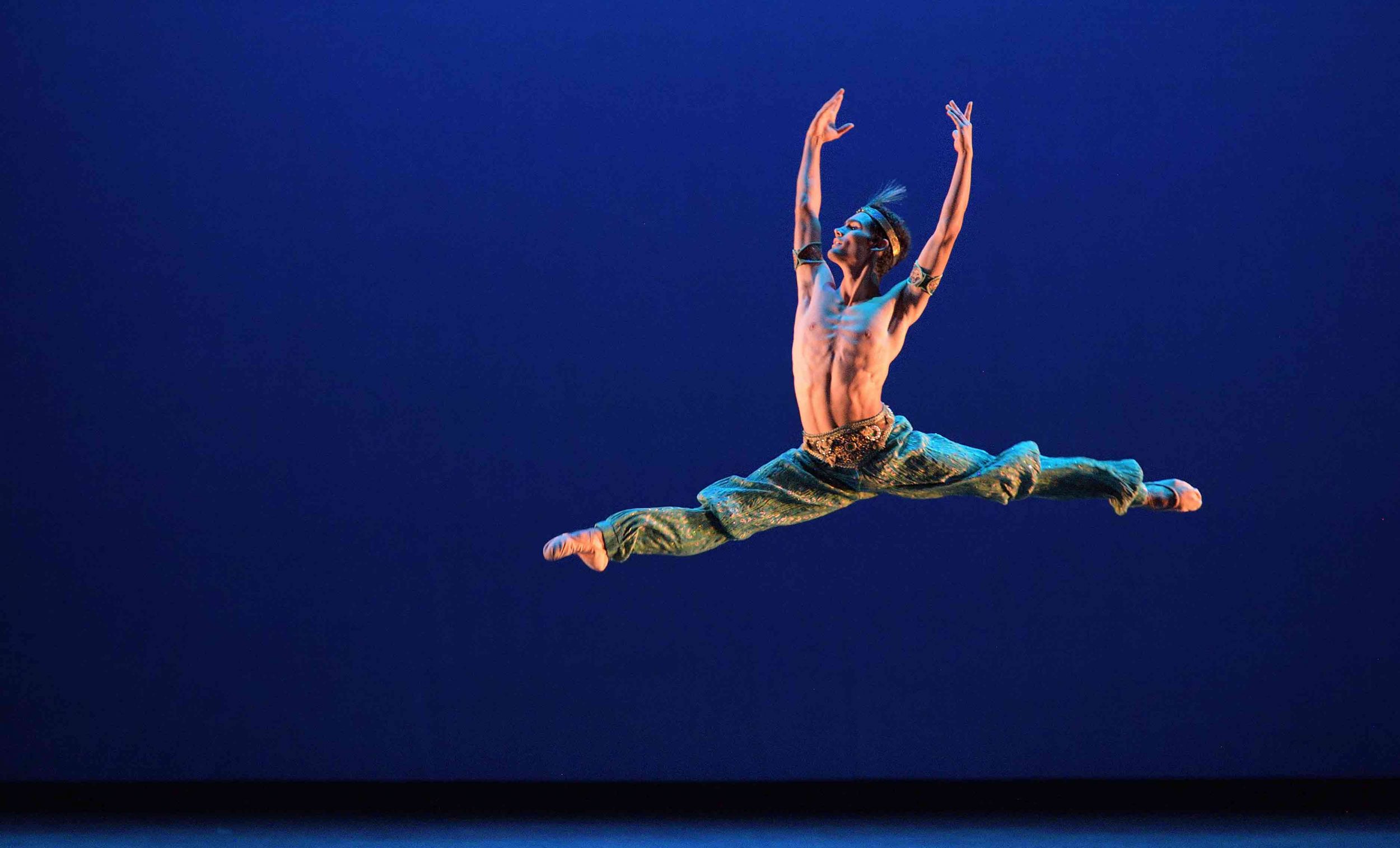 Daniel-McCormick-performing-Le-Corsaire-©-Laurent-Liotardo-(3)