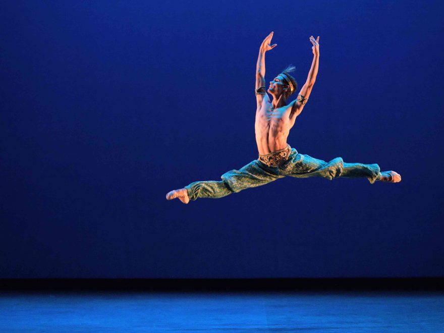 Daniel-McCormick-performing-Le-Corsaire-©-Laurent-Liotardo-(3)
