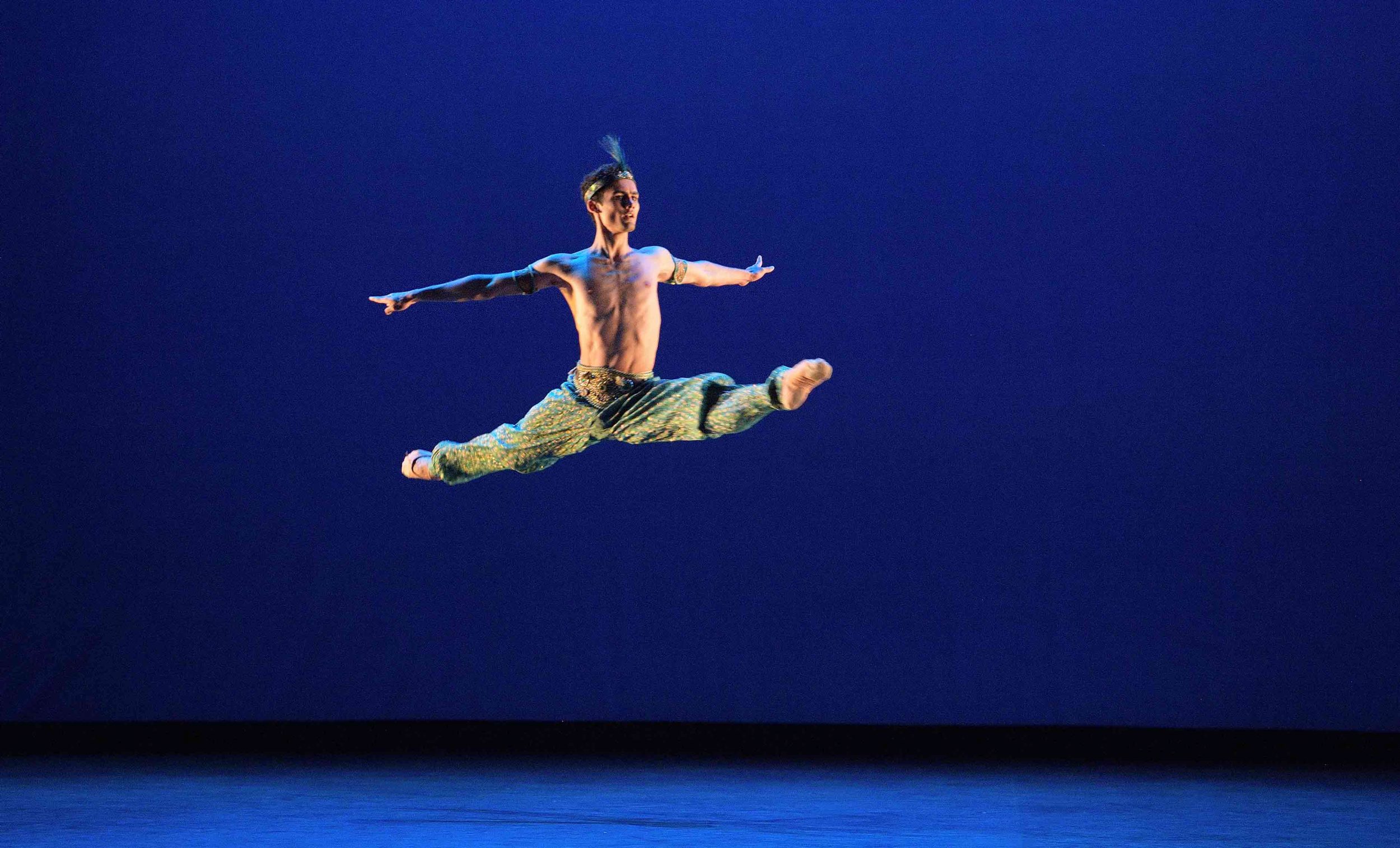 Daniel-McCormick-performing-Le-Corsaire-©-Laurent-Liotardo-(4)
