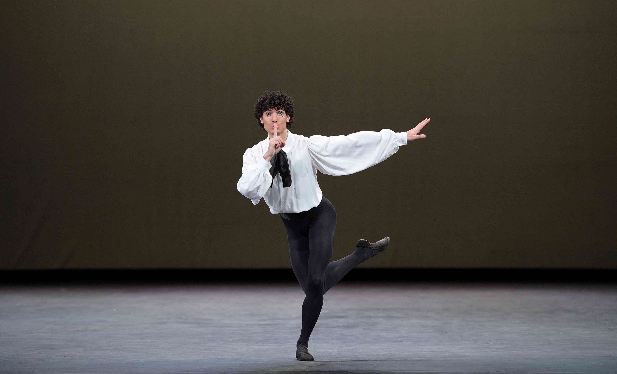 Fernando-Carratalá-Coloma-performing-Harlequinade-©-Laurent-Liotardo-(2)