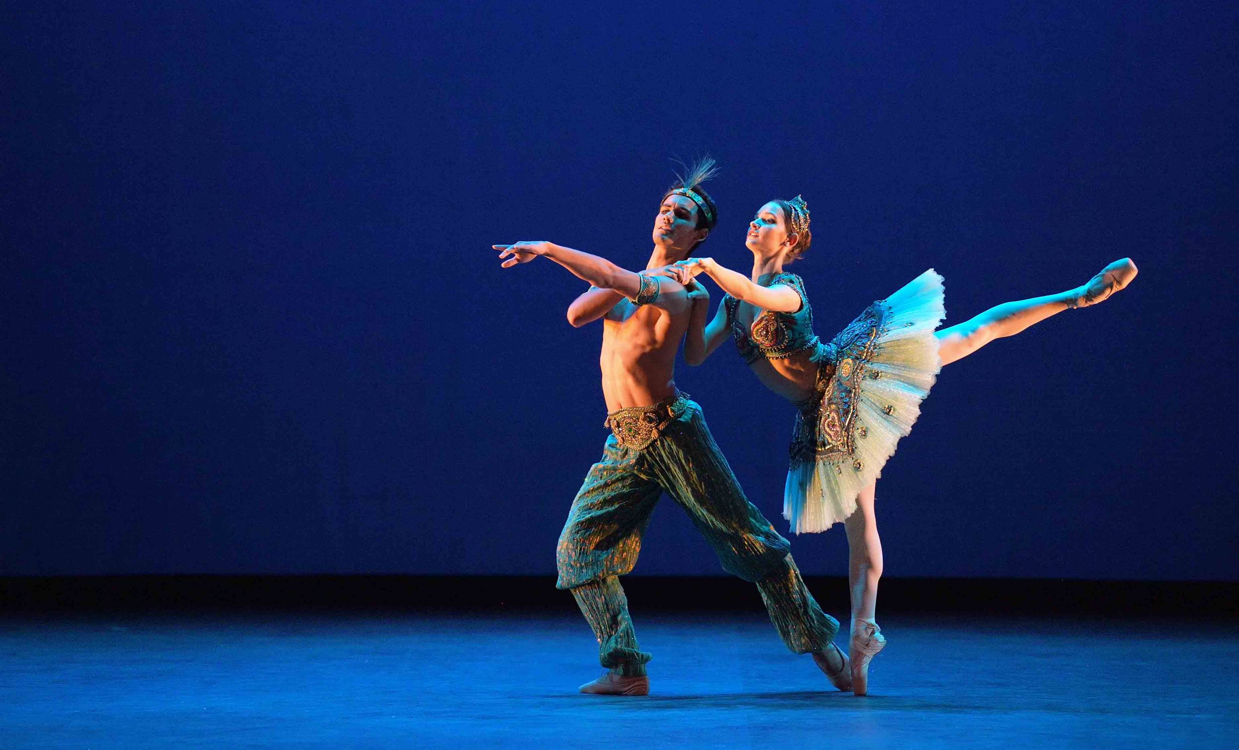 Francesca-Velicu-and-Daniel-McCormick-performing-Le-Corsaire-©-Laurent-Liotardo-(1)