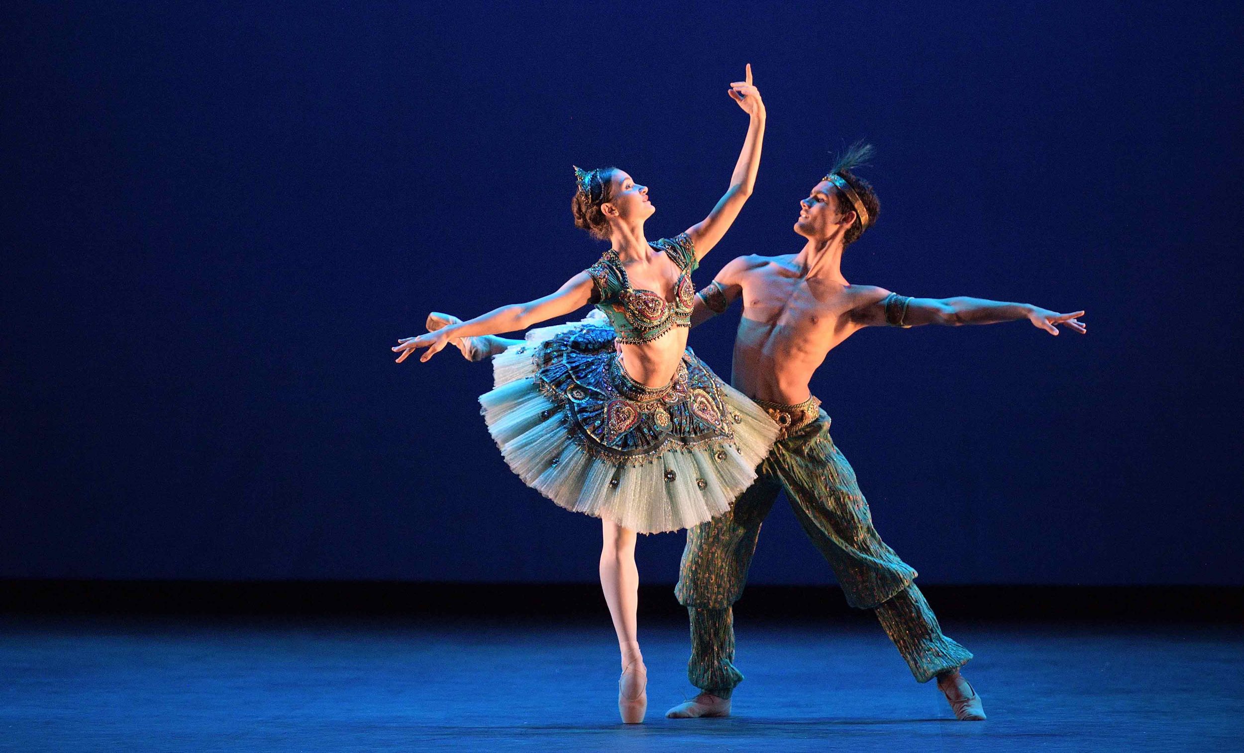 Francesca-Velicu-and-Daniel-McCormick-performing-Le-Corsaire-©-Laurent-Liotardo