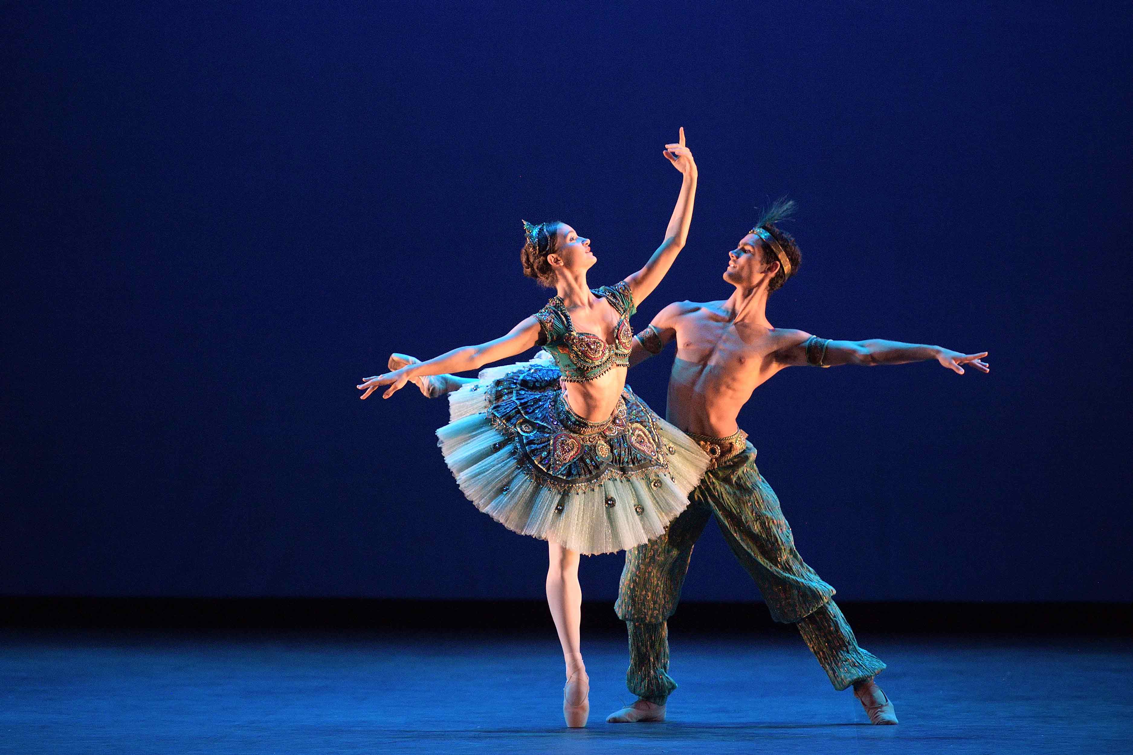 Francesca-Velicu-and-Daniel-McCormick-performing-Le-Corsaire-©-Laurent-Liotardo