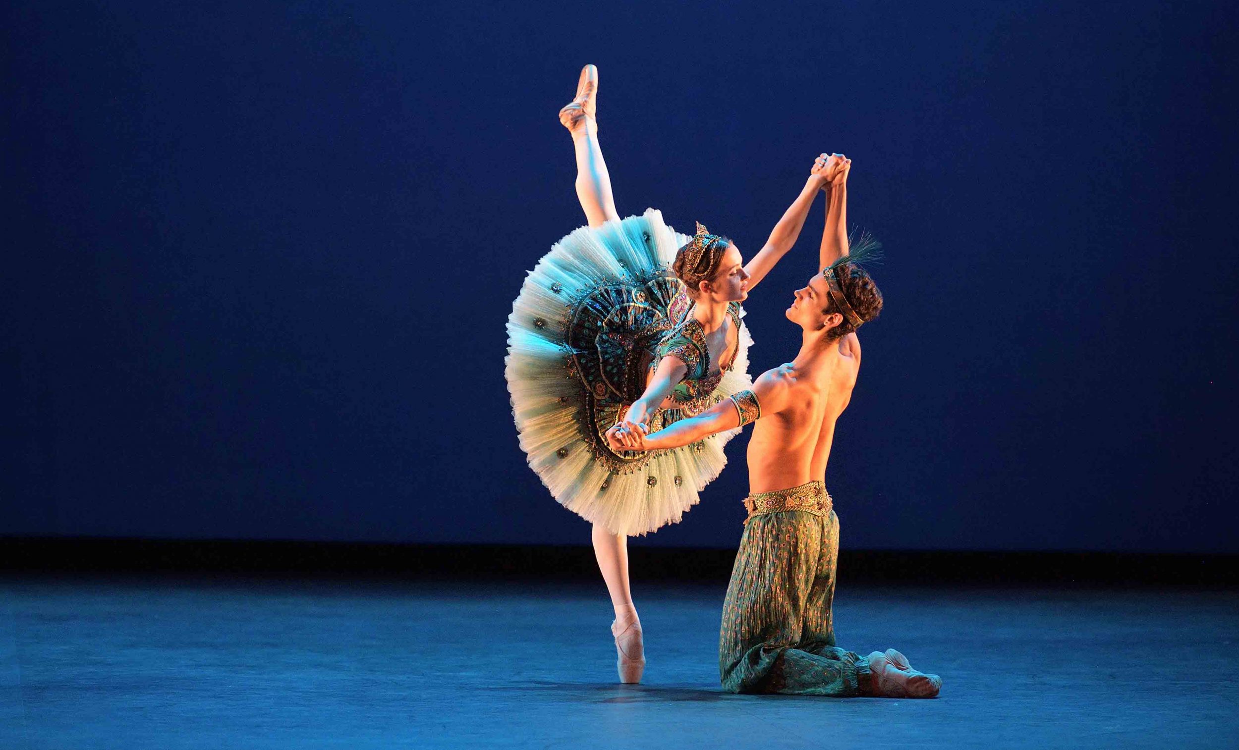 Francesca-Velicu-and-Daniel-McCormick-performing-Le-Corsaire-©-Laurent-Liotardo-(3)