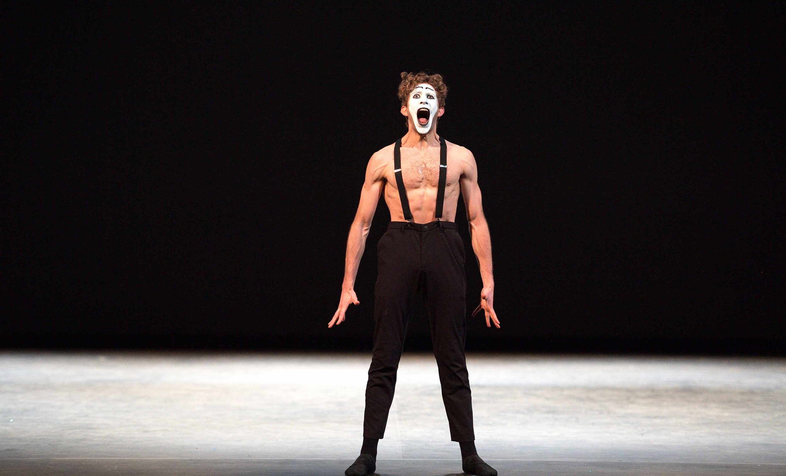 Giorgio-Garrett-performing-Fraudulent-Smile-©-Laurent-Liotardo-(3)