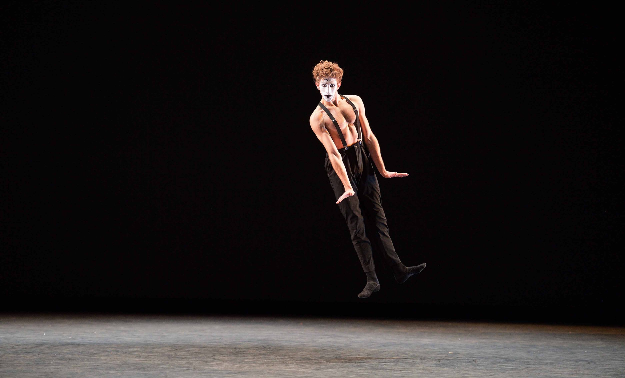 Giorgio-Garrett-performing-Fraudulent-Smile-©-Laurent-Liotardo-(4)