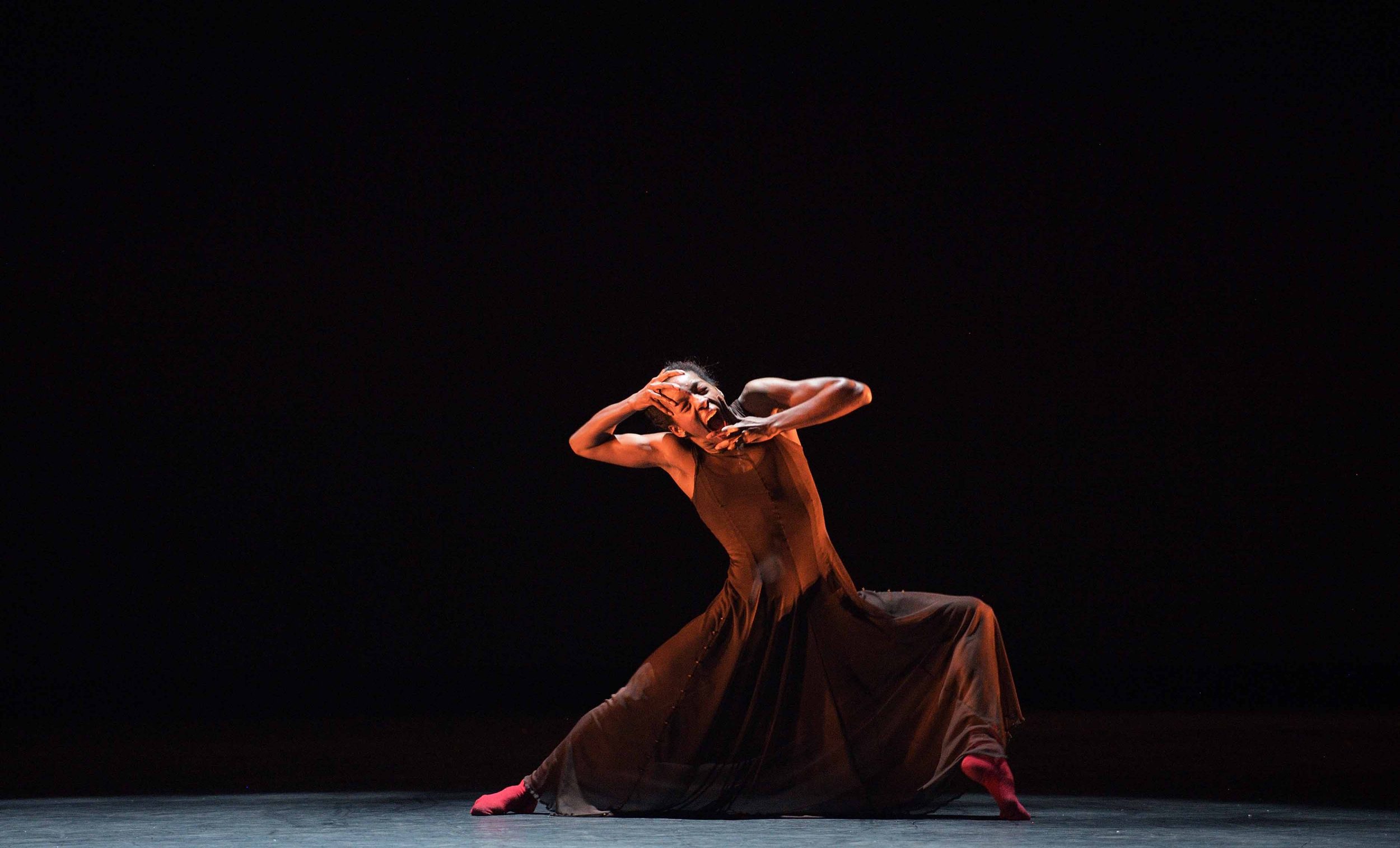 Precious-Adams-performing-A-Point-of-Collapse--©-Laurent-Liotardo--(11)