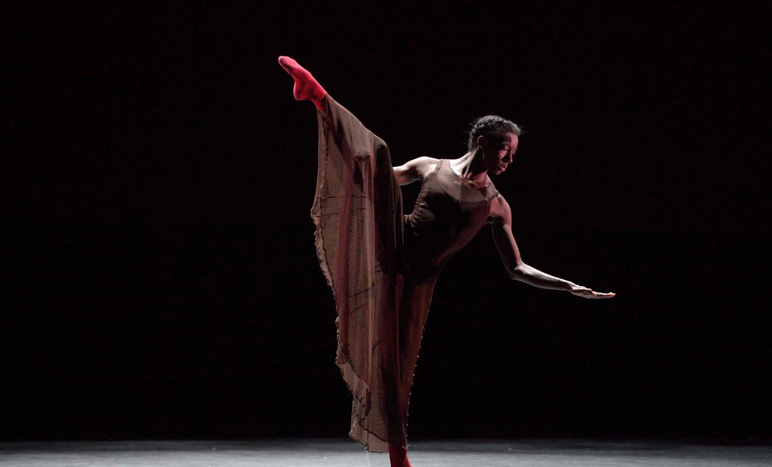 Precious-Adams-performing-A-Point-of-Collapse--©-Laurent-Liotardo--(8)