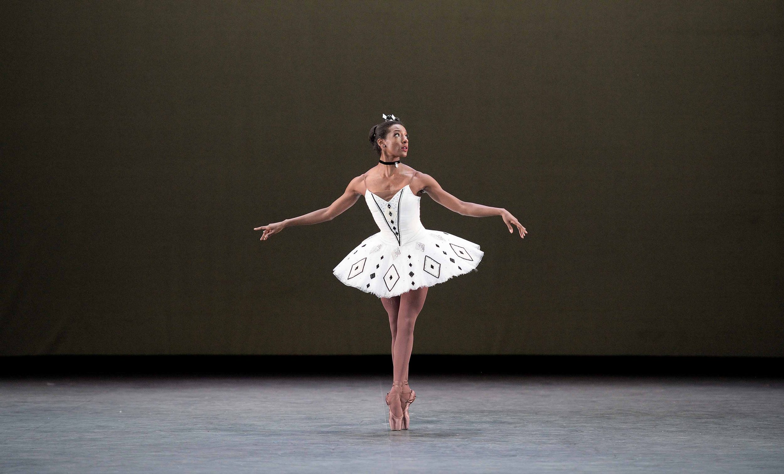 Precious-Adams-performing-Harlequinade-©-Laurent-Liotardo-(1)