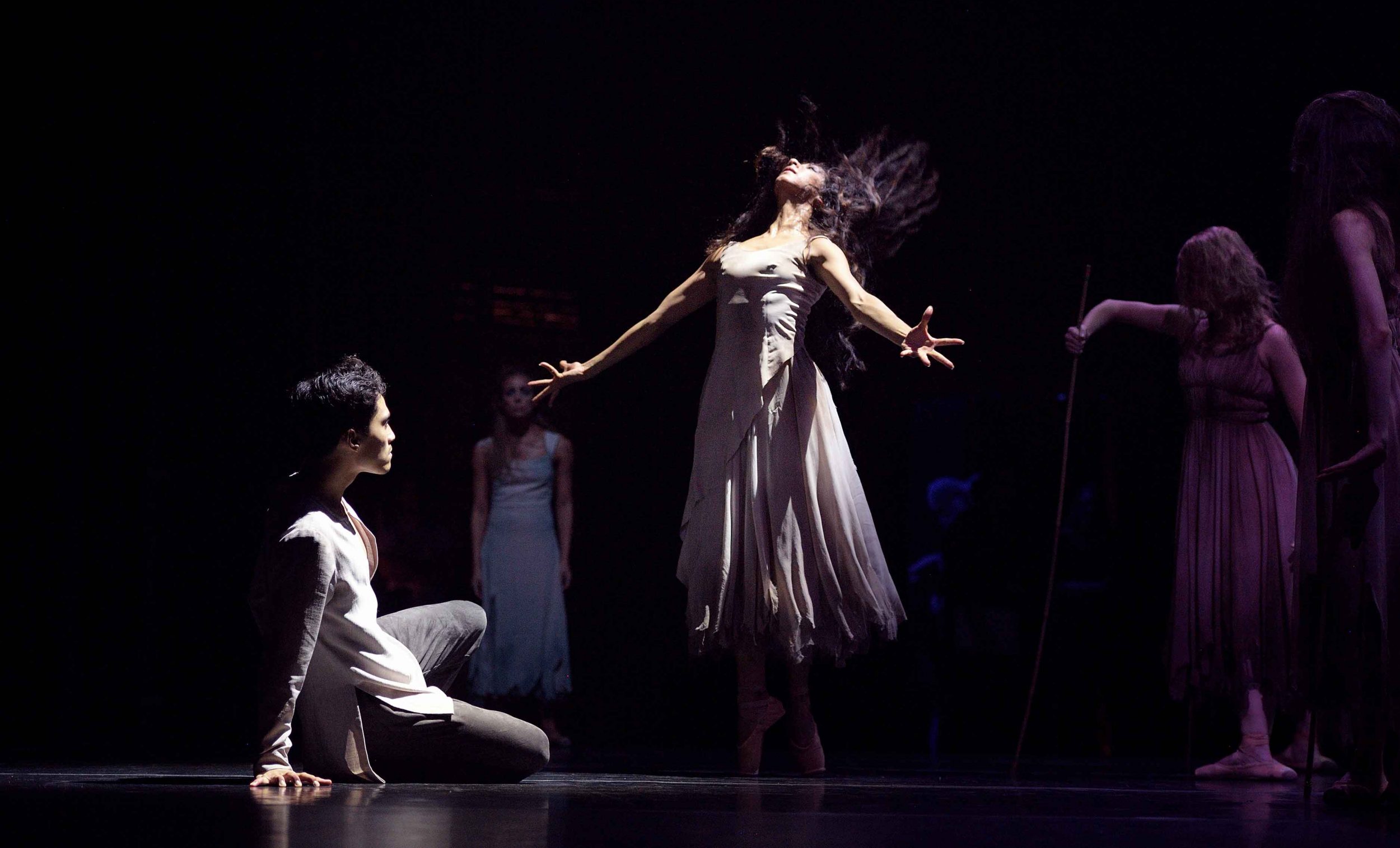 Sarah-Kundi-and-Jeffrey-Cirio-in-Akram-Khan's-Giselle-©-Laurent-Liotardo