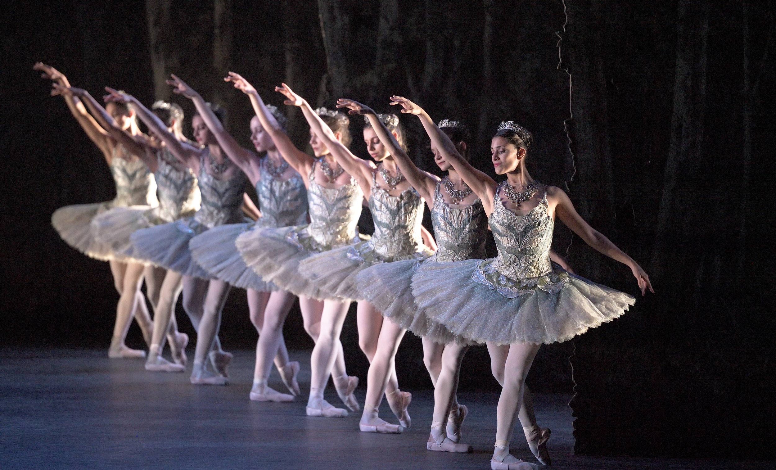 English-National-Ballet-in-The-Sleeping-Beauty-©-Laurent-Liotardo-(2)