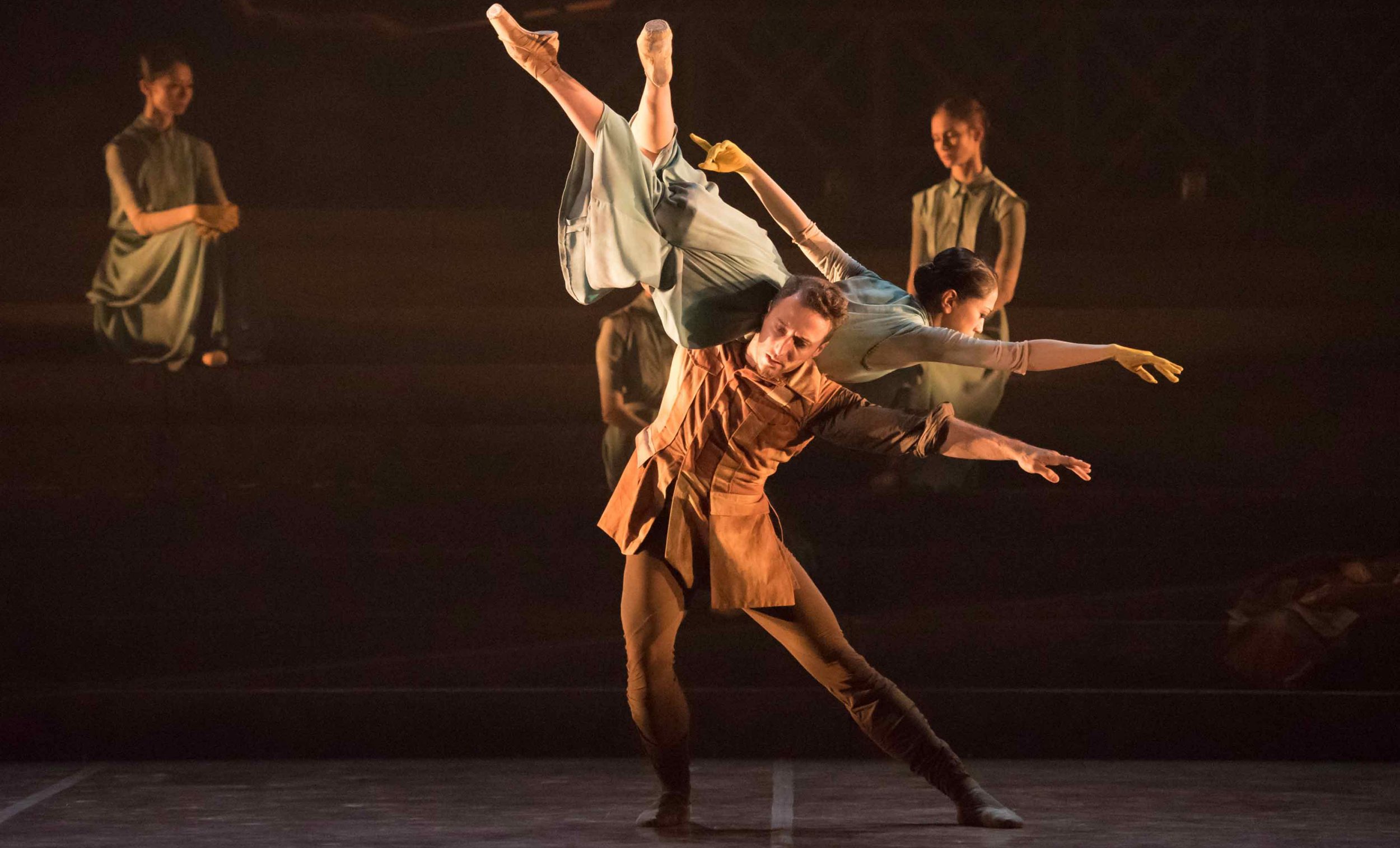 Erina-Takahashi-Fabian-Reimair-in-No-Man's-Land-by-Liam-Scarlett-part-of-English-National-Ballet's-Lest-We-Forget-(C)-Photography-by-ASH