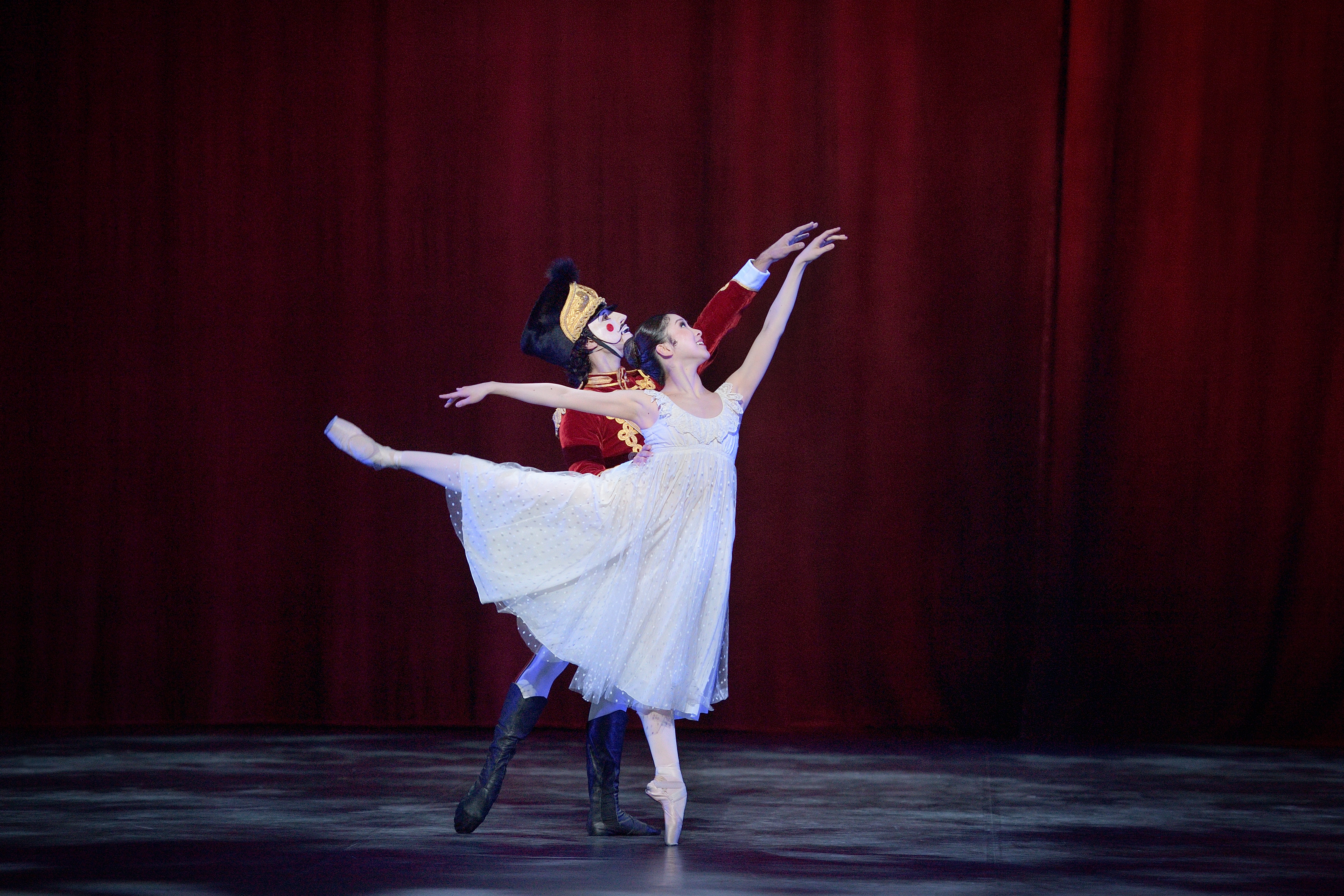 PRESS: Rina Kanehara and Fernando Carratala Coloma in English National Ballet's Nutcracker (c) Laurent Liotardo (2)