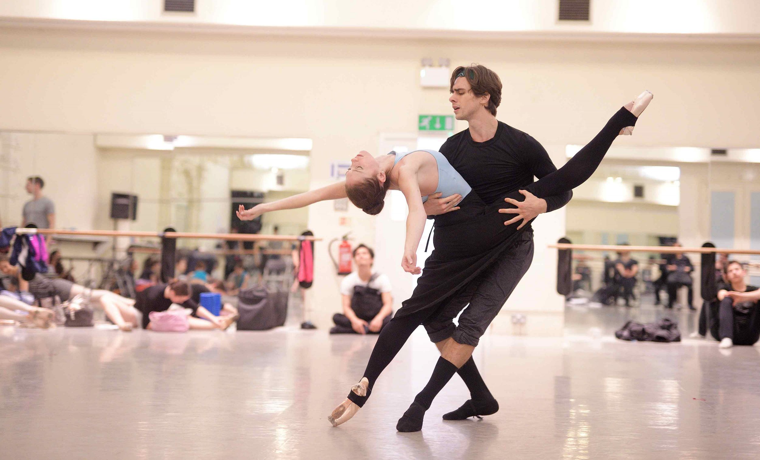 Alison-McWhinney-and-Francesco-Gabriele-Frola-in-rehearsals-for-Manon-(c)-Laurent-Liotardo-1_WEB