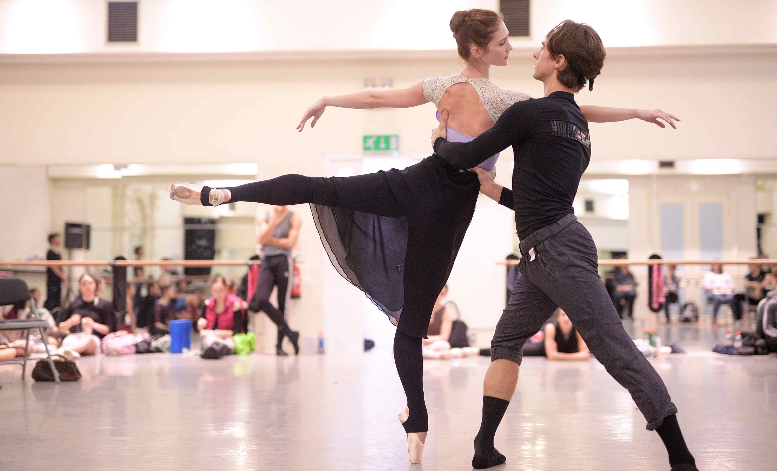 Alison-McWhinney-and-Francesco-Gabriele-Frola-in-rehearsals-for-Manon-(c)-Laurent-Liotardo-(2)_WEB