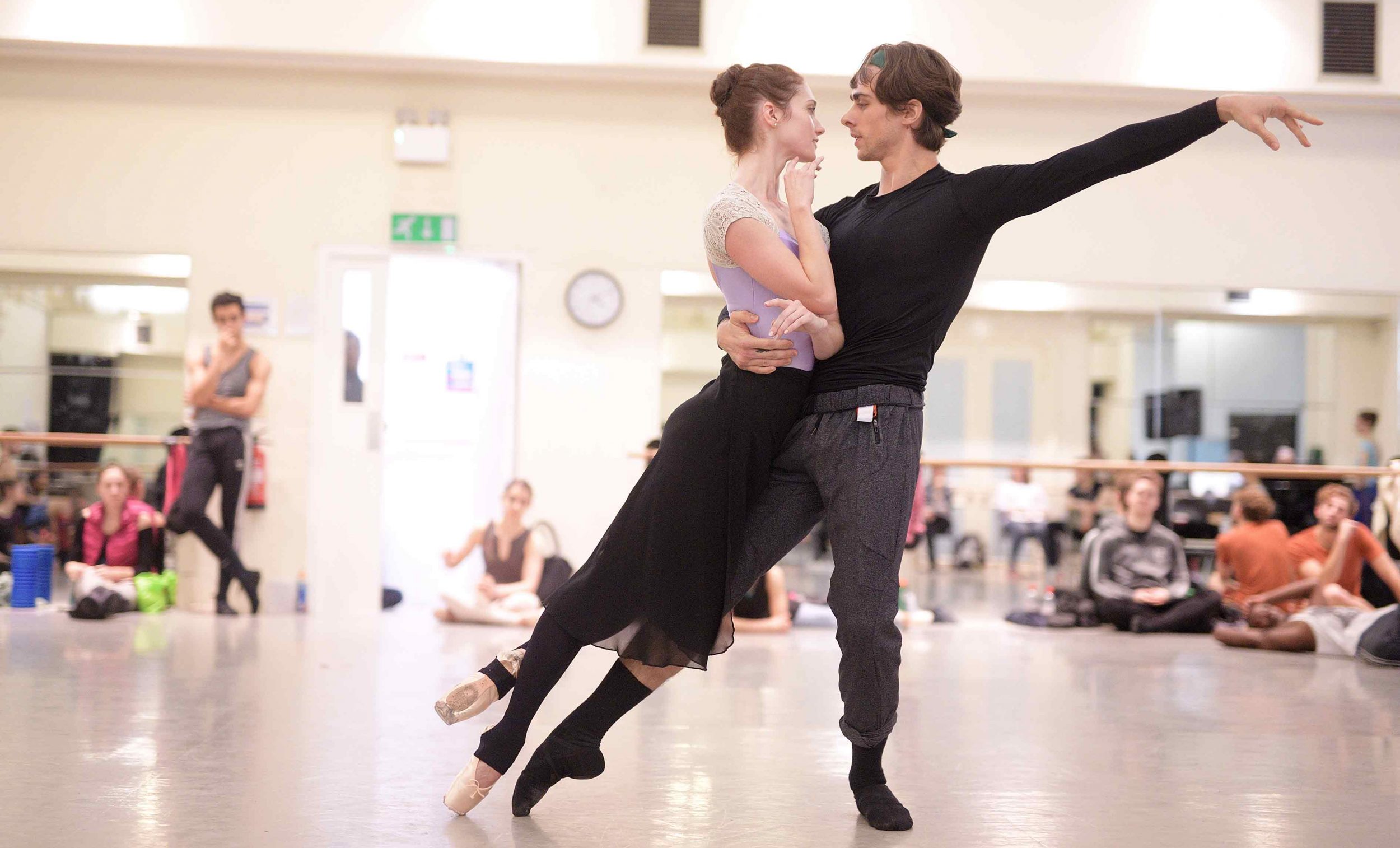Alison-McWhinney-and-Francesco-Gabriele-Frola-in-rehearsals-for-Manon-(c)-Laurent-Liotardo-(3)_WEB