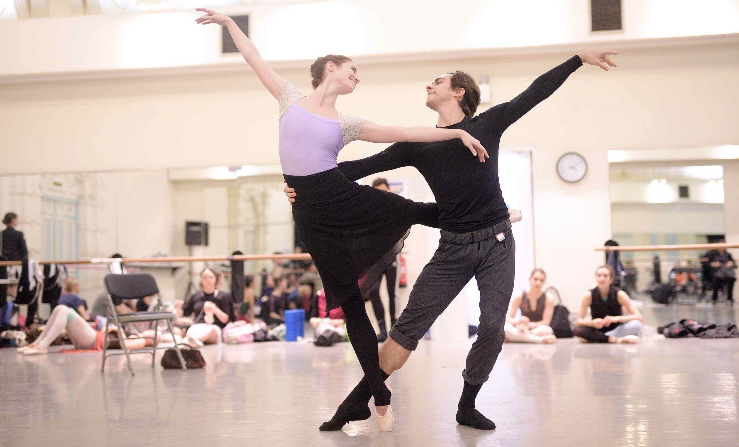 Alison-McWhinney-and-Francesco-Gabriele-Frola-in-rehearsals-for-Manon-(c)-Laurent-Liotardo_WEB