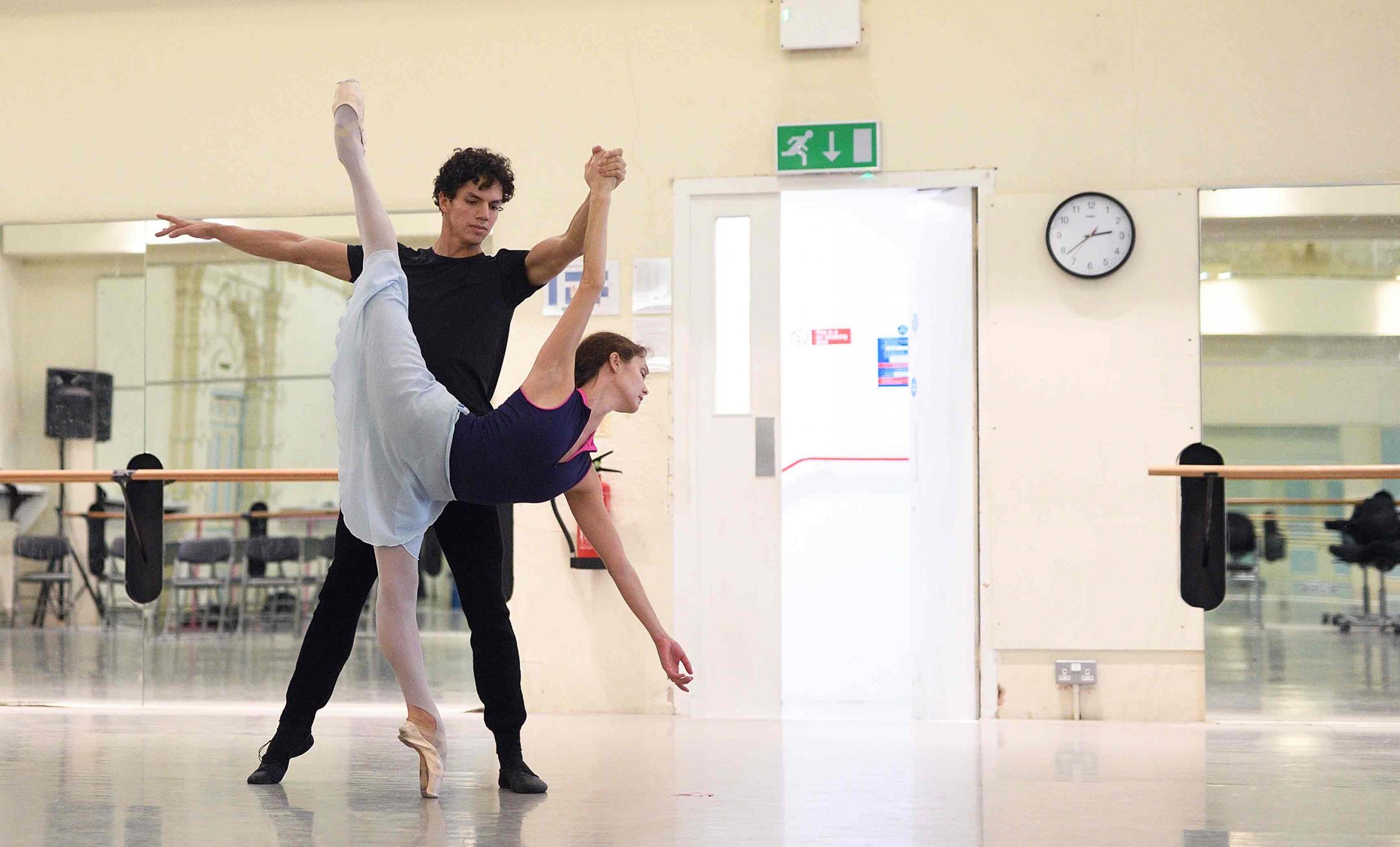 Isaac Hernandez and Jurgita Dronina in rehearsals for Manon © Laurent Liotardo.