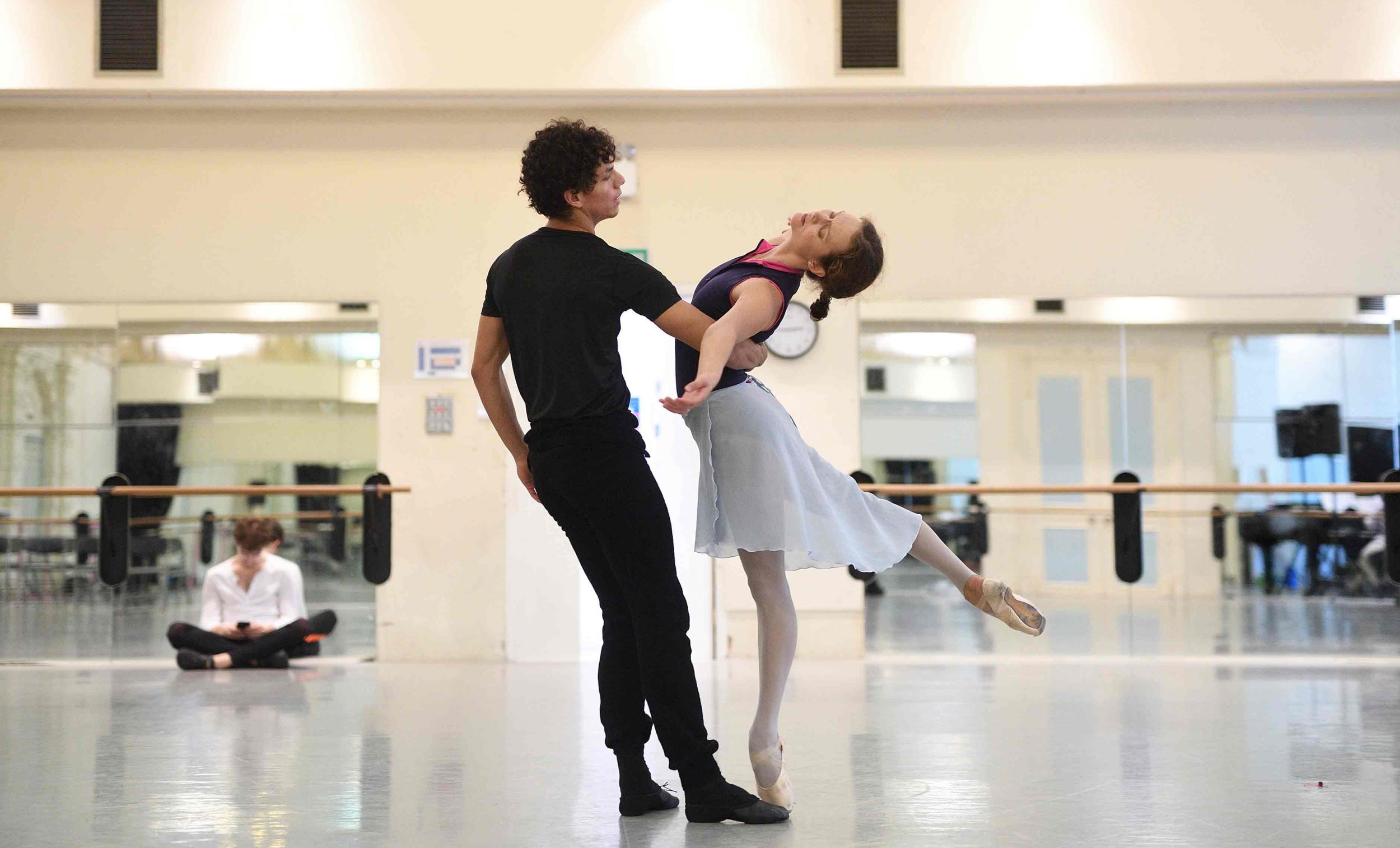 Isaac Hernandez and Jurgita Dronina in rehearsals for Manon © Laurent Liotardo.
