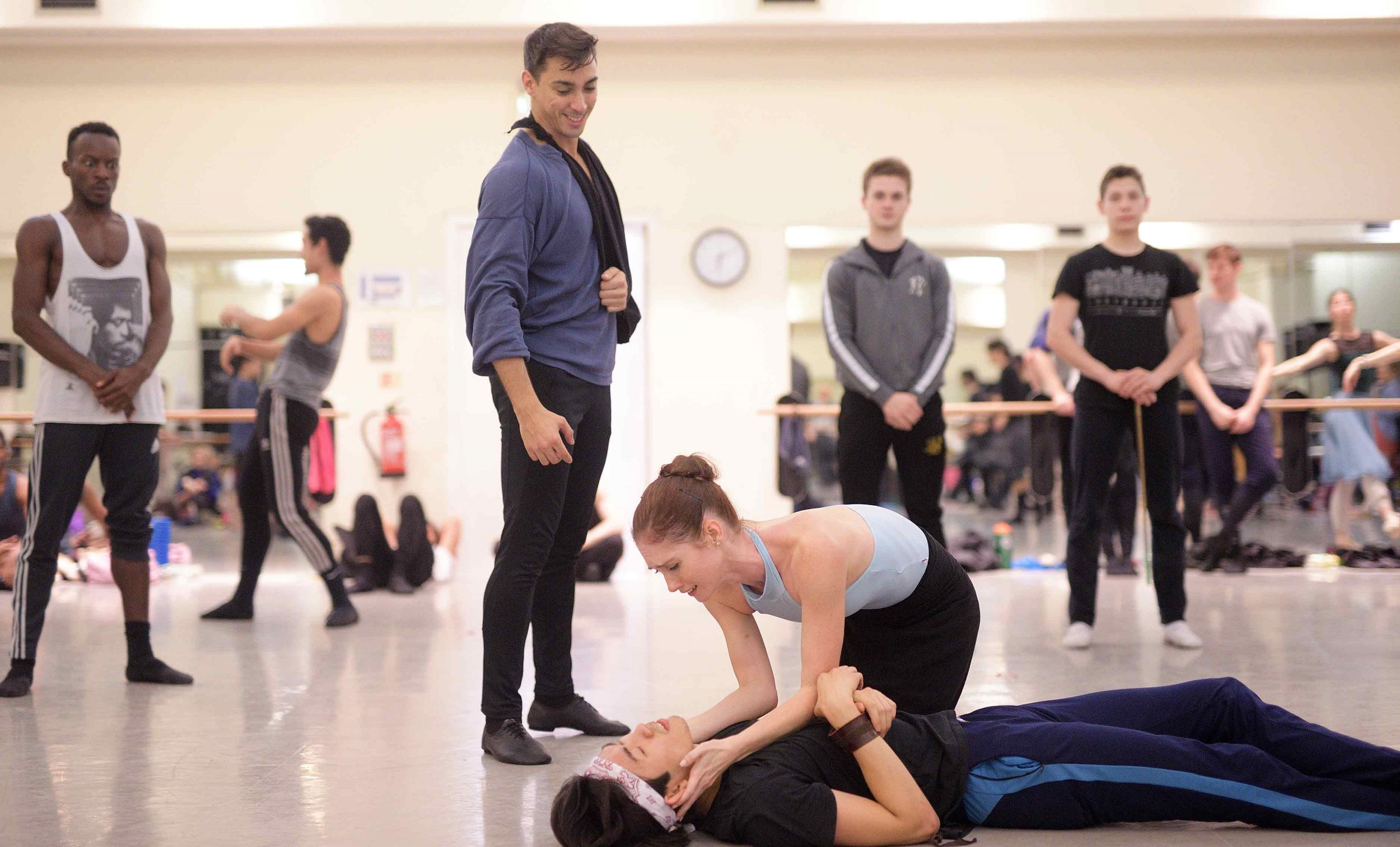 Daniel-Kraus,-Alison-McWhinney-and-Ken-Saruhashi-in-rehearsals-for-Manon-(c)-Laurent-Liotardo_WEB