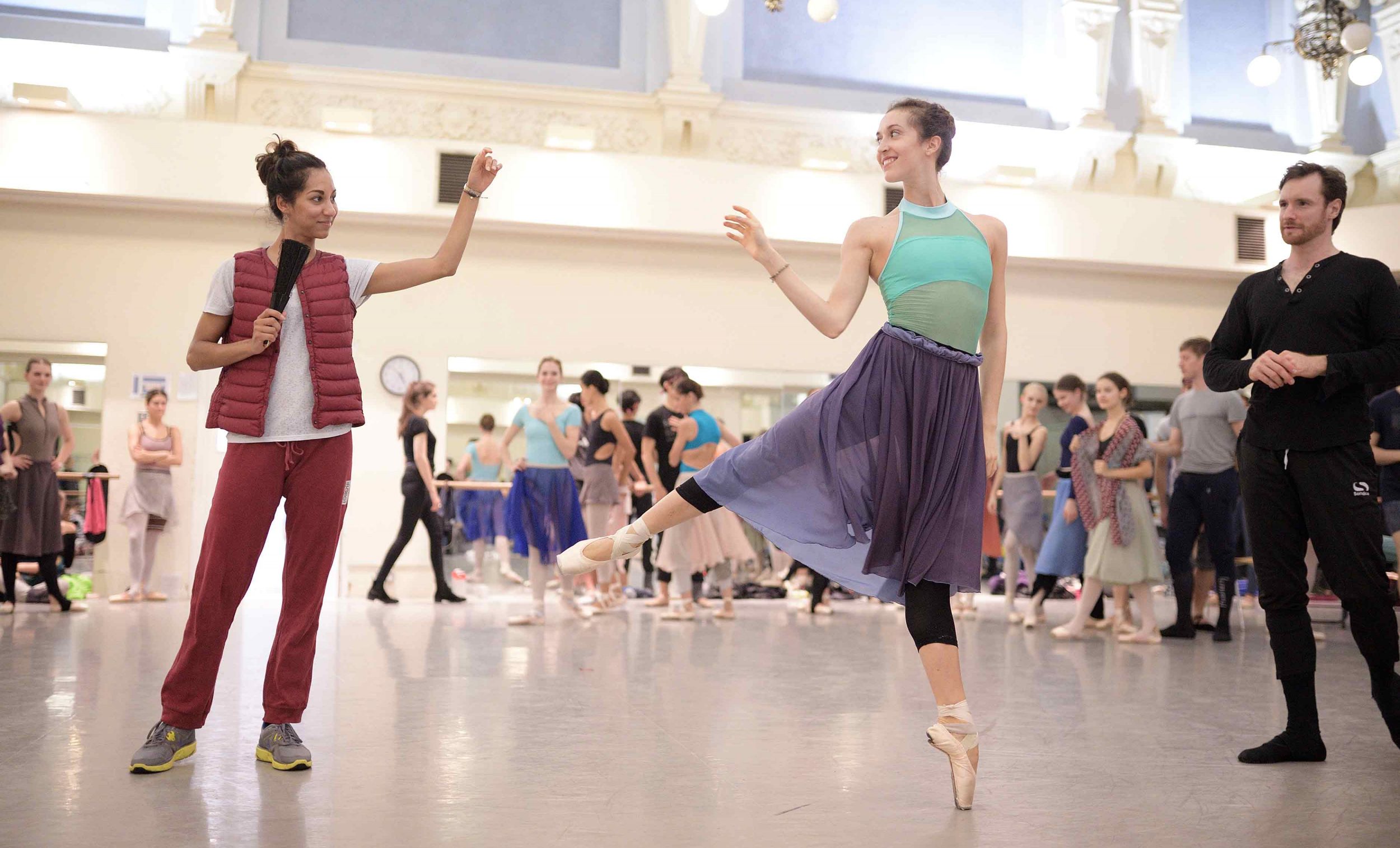 Sarah-Kundi,-Alice-Bellini-and-James-Streeter-in-rehearsals-for-Manon-(c)-Laurent-Liotardo_WEB