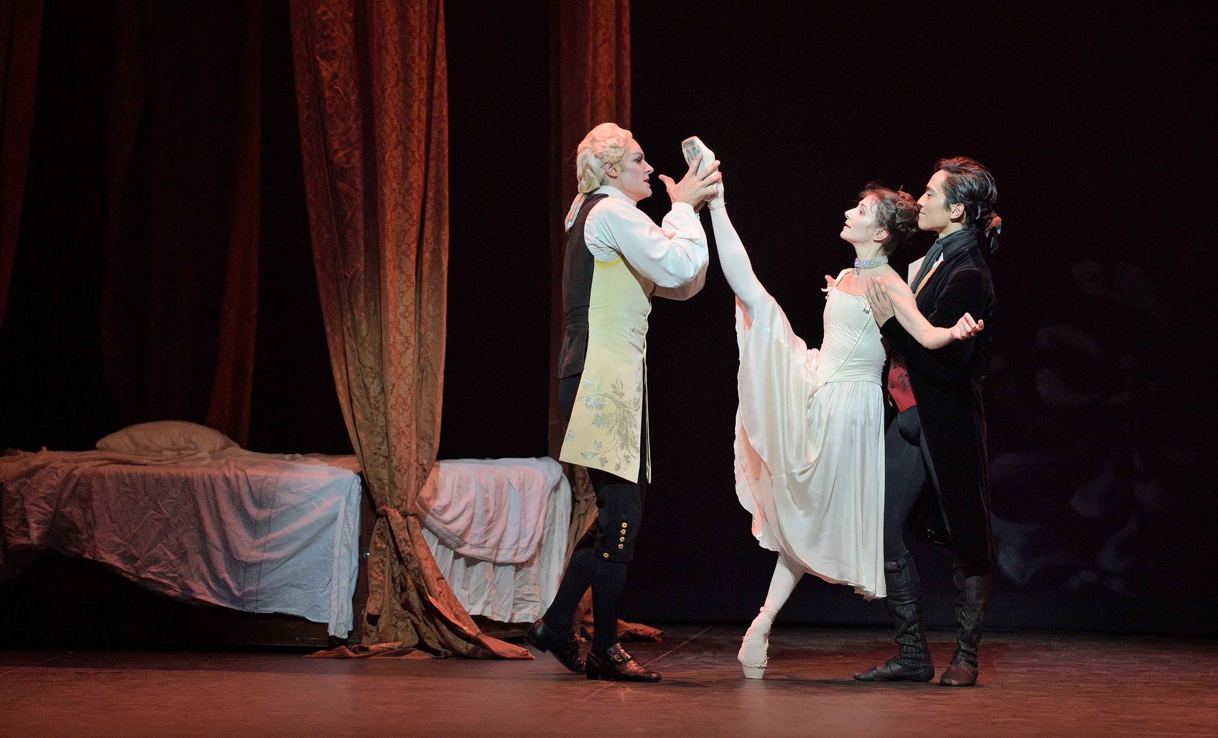 James-Streeter,-Alina-Cojocaru-and-Jeffrey-Cirio-in-Manon-(c)-Laurent-Liotardo