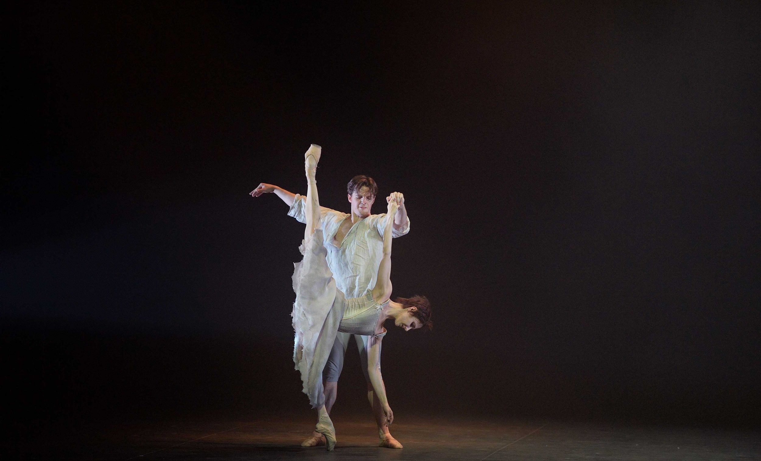 Joseph-Caley-and-Alina-Cojocaru-in-Manon-(c)-Laurent-Liotardo-(2)_WEB