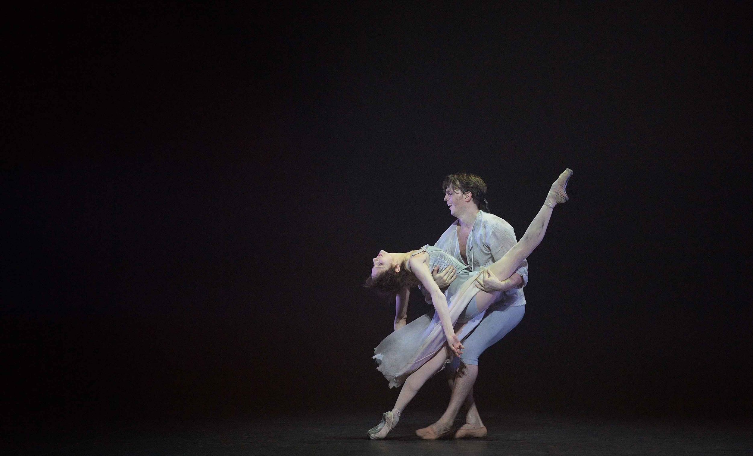 Joseph-Caley-and-Alina-Cojocaru-in-Manon-(c)-Laurent-Liotardo-(3)