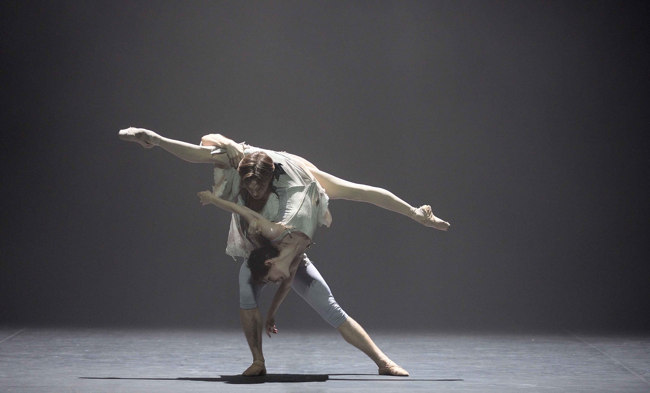 Joseph-Caley-and-Alina-Cojocaru-in-Manon-(c)-Laurent-Liotardo-(4)